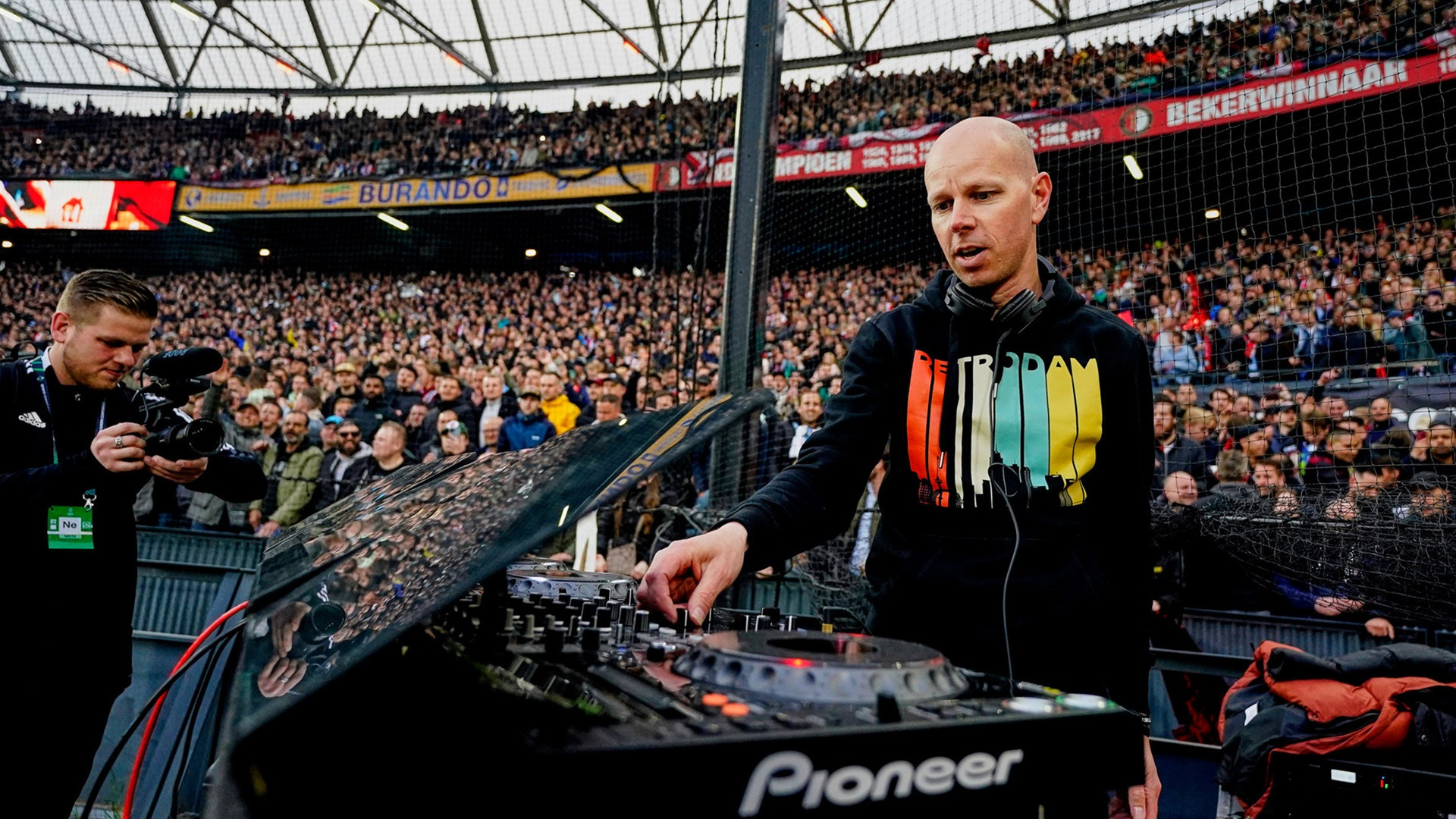 Voorprogramma Feyenoord - Lazio: DJ Panic draait De Kuip warm