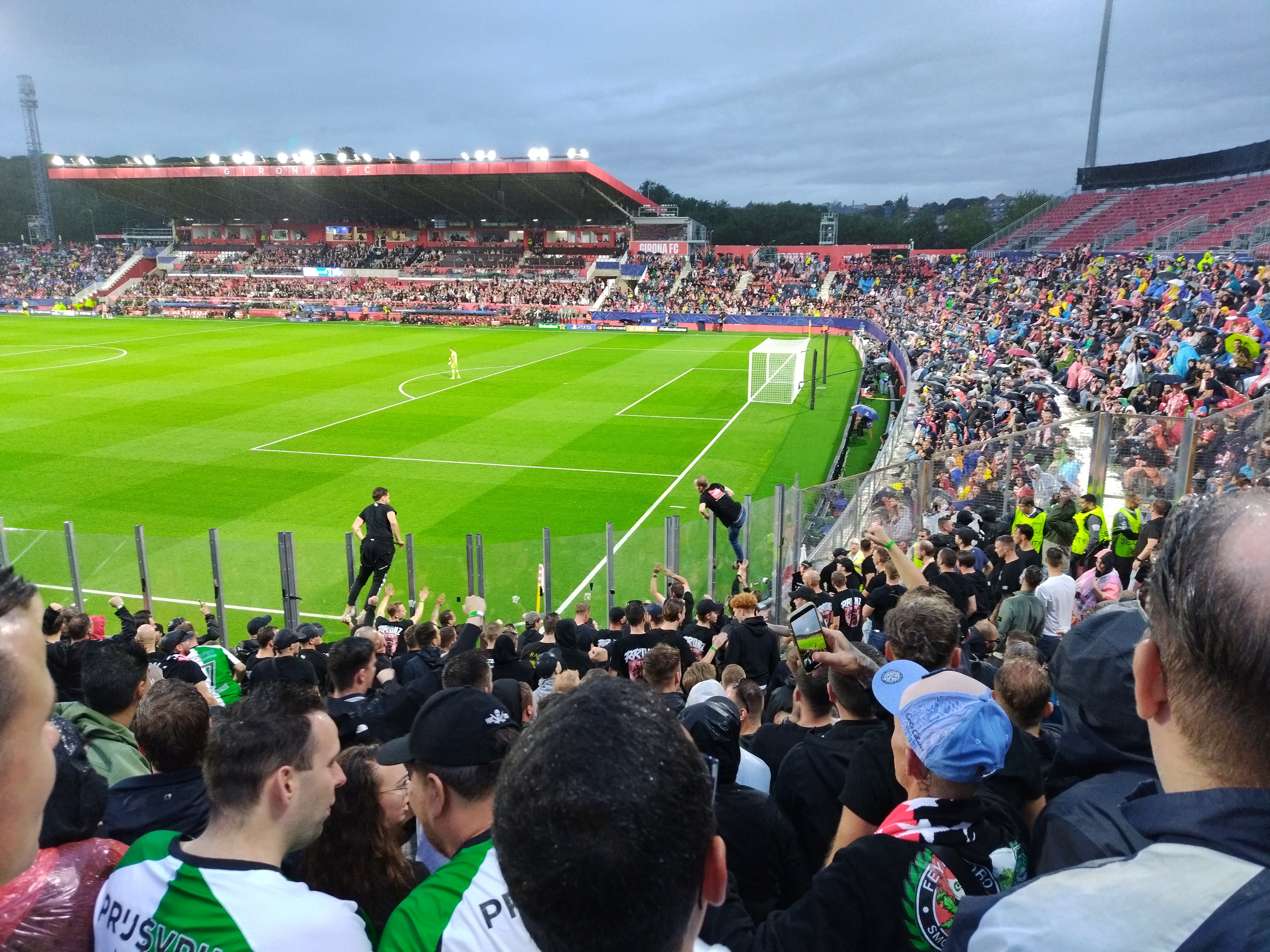 Den Ouden schoffeert Feyenoord-supporters: "Hebben deze mensen geen werk?"