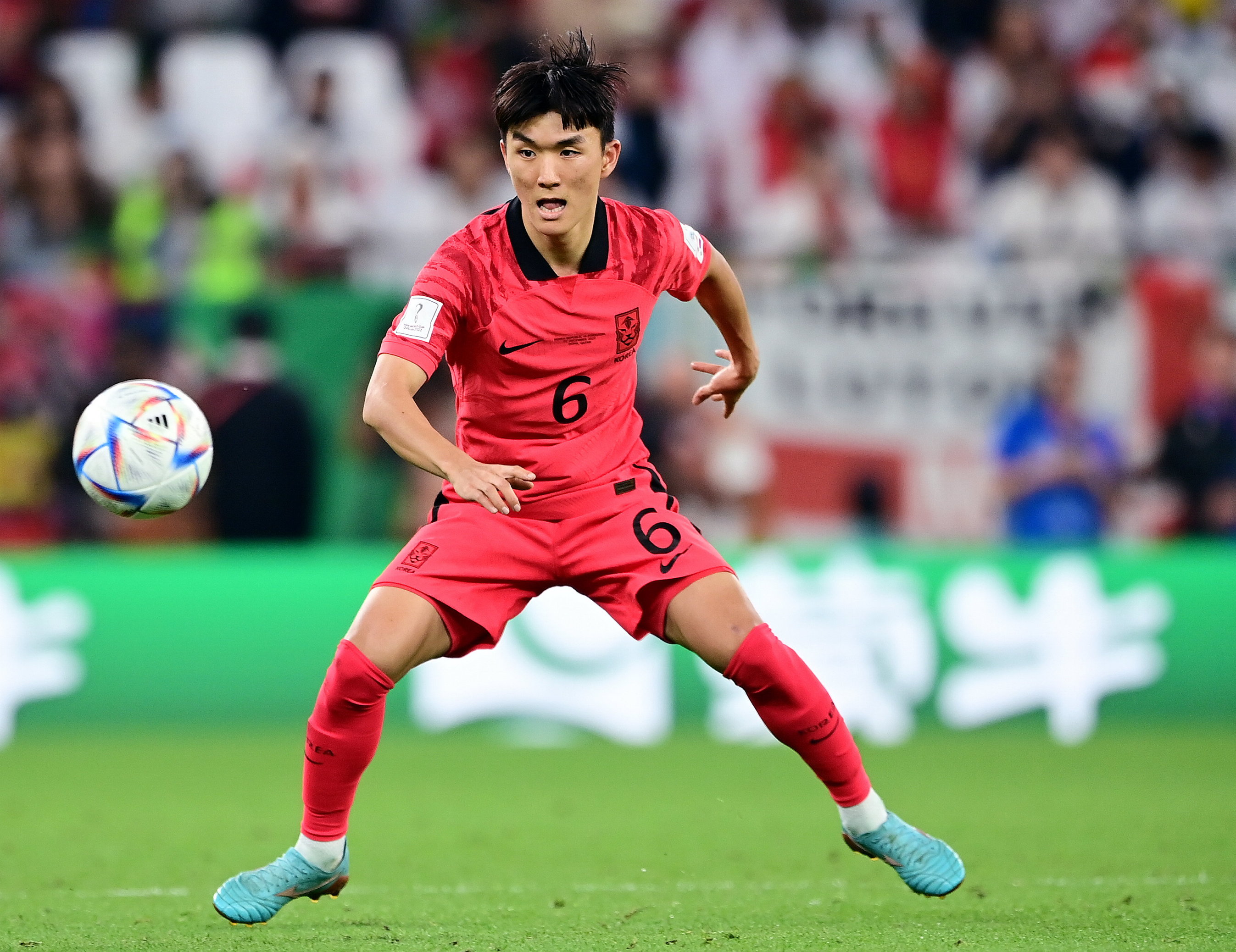 Assistgevende aanvoerder In-Beom Hwang met Zuid-Korea langs Koeweit