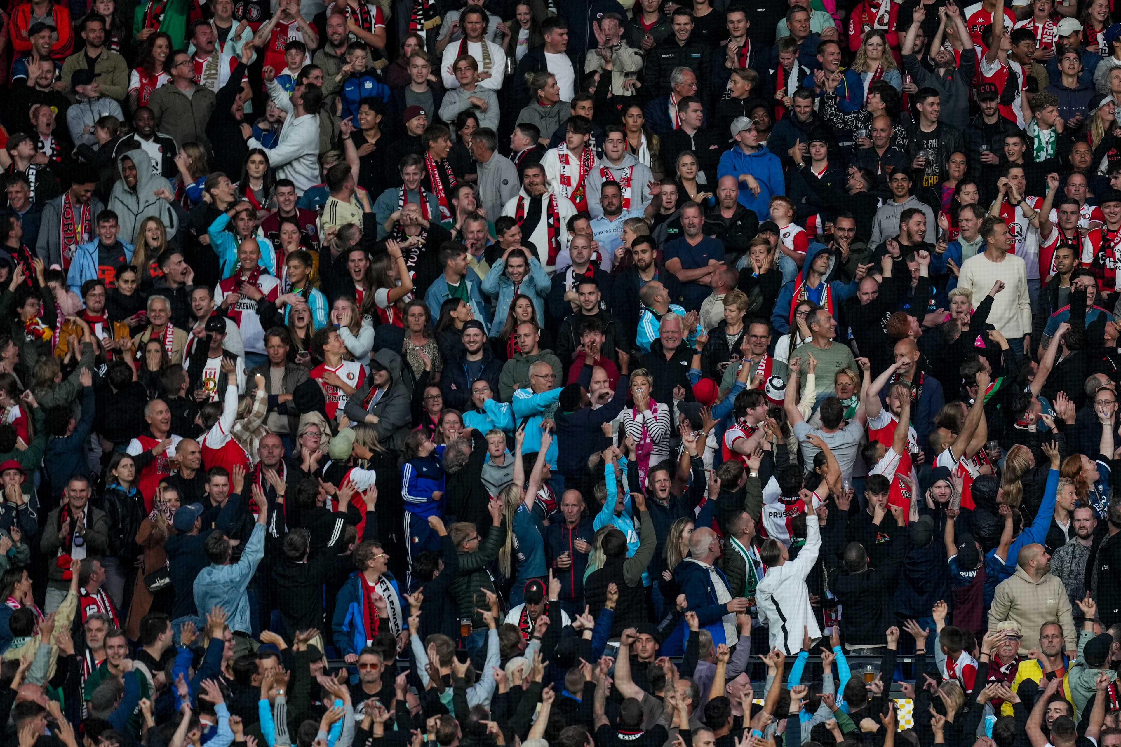 Feyenoord-supporter gewond geraakt door spullen vanuit PSV-vak