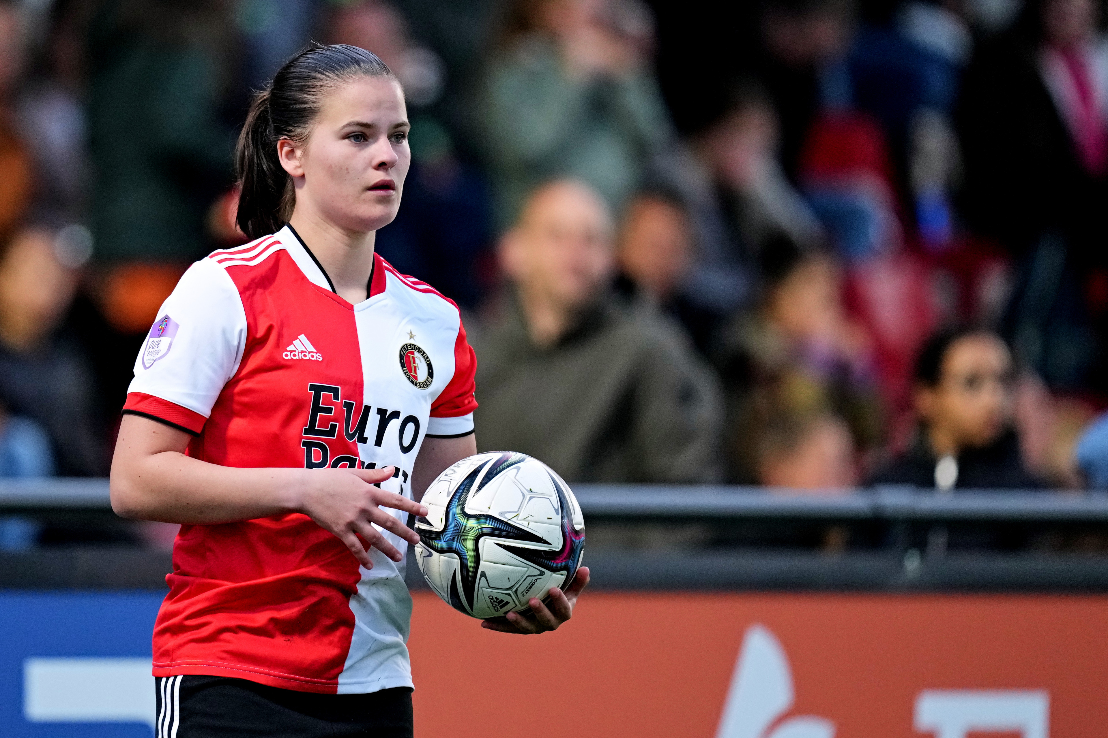 Isa Kagenaar stopt per direct bij Feyenoord Vrouwen voor maatschappelijke carrière