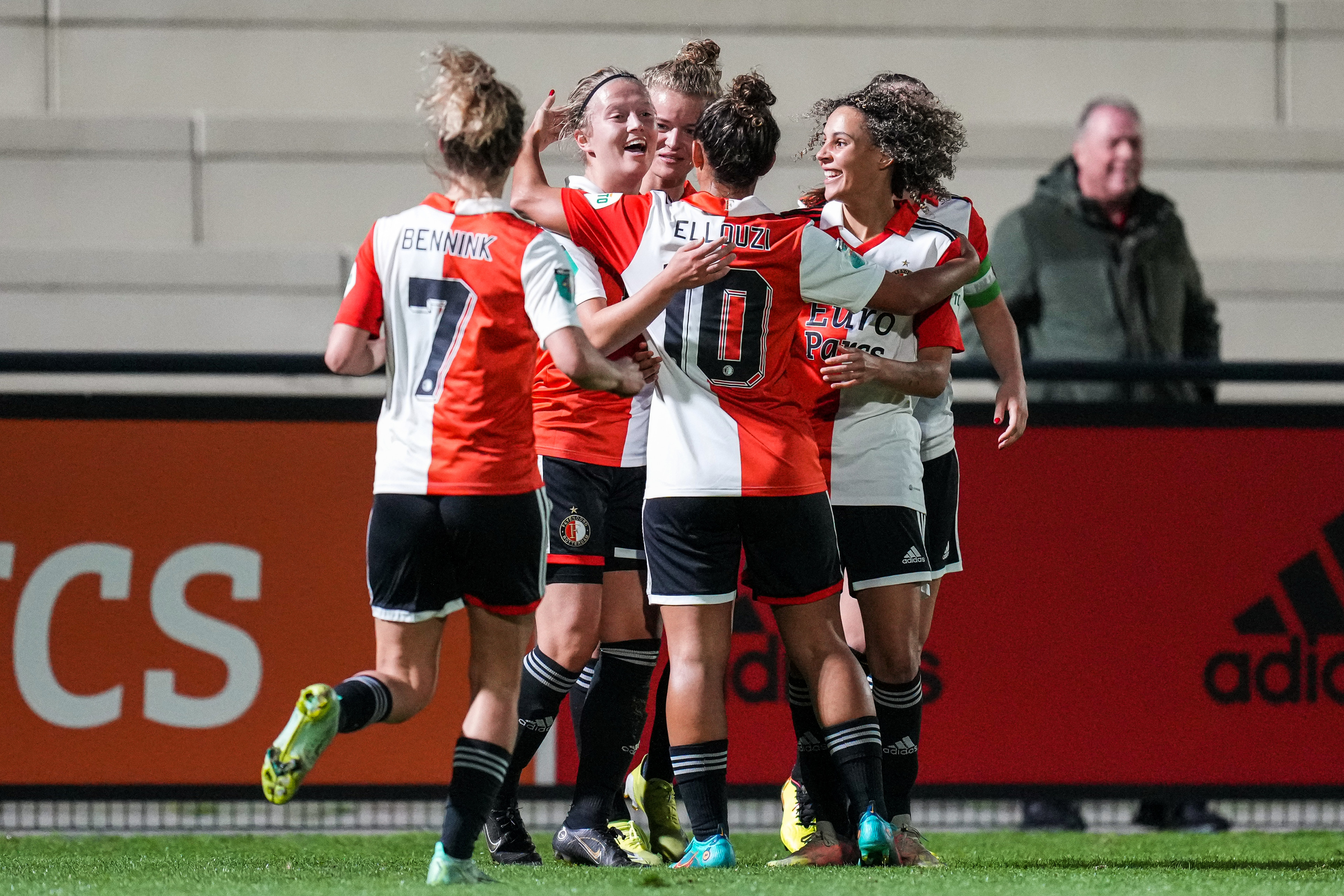 Feyenoord Vrouwen pakken eerste overwinning onder Torny