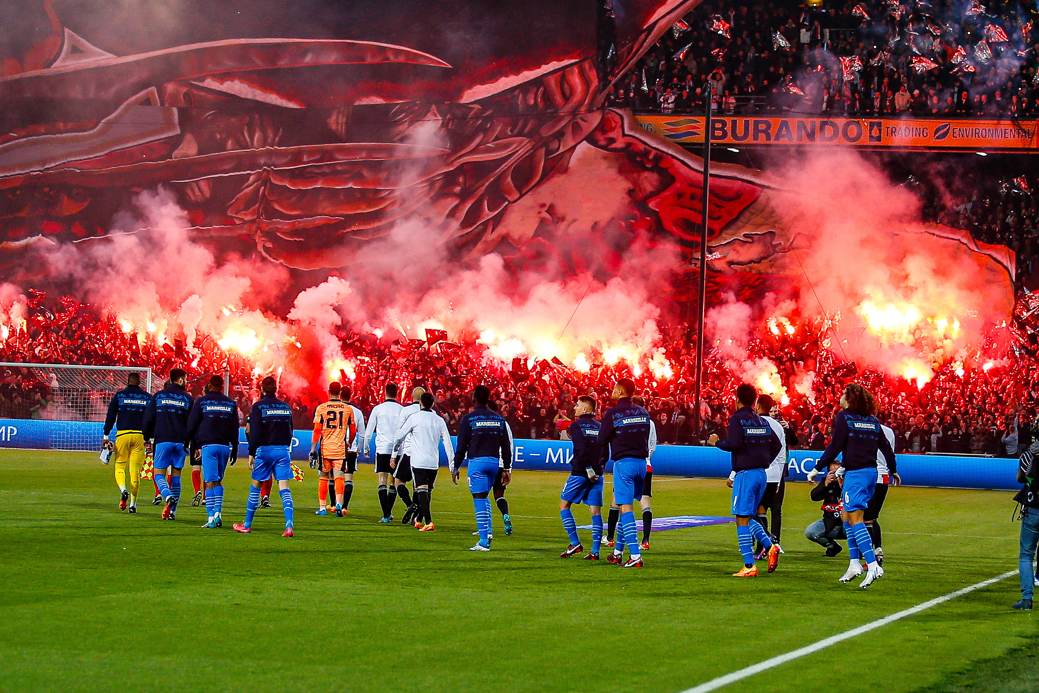 Feyenoord - Olympic Marseille, sfeeractie "Never stop Dreaming"