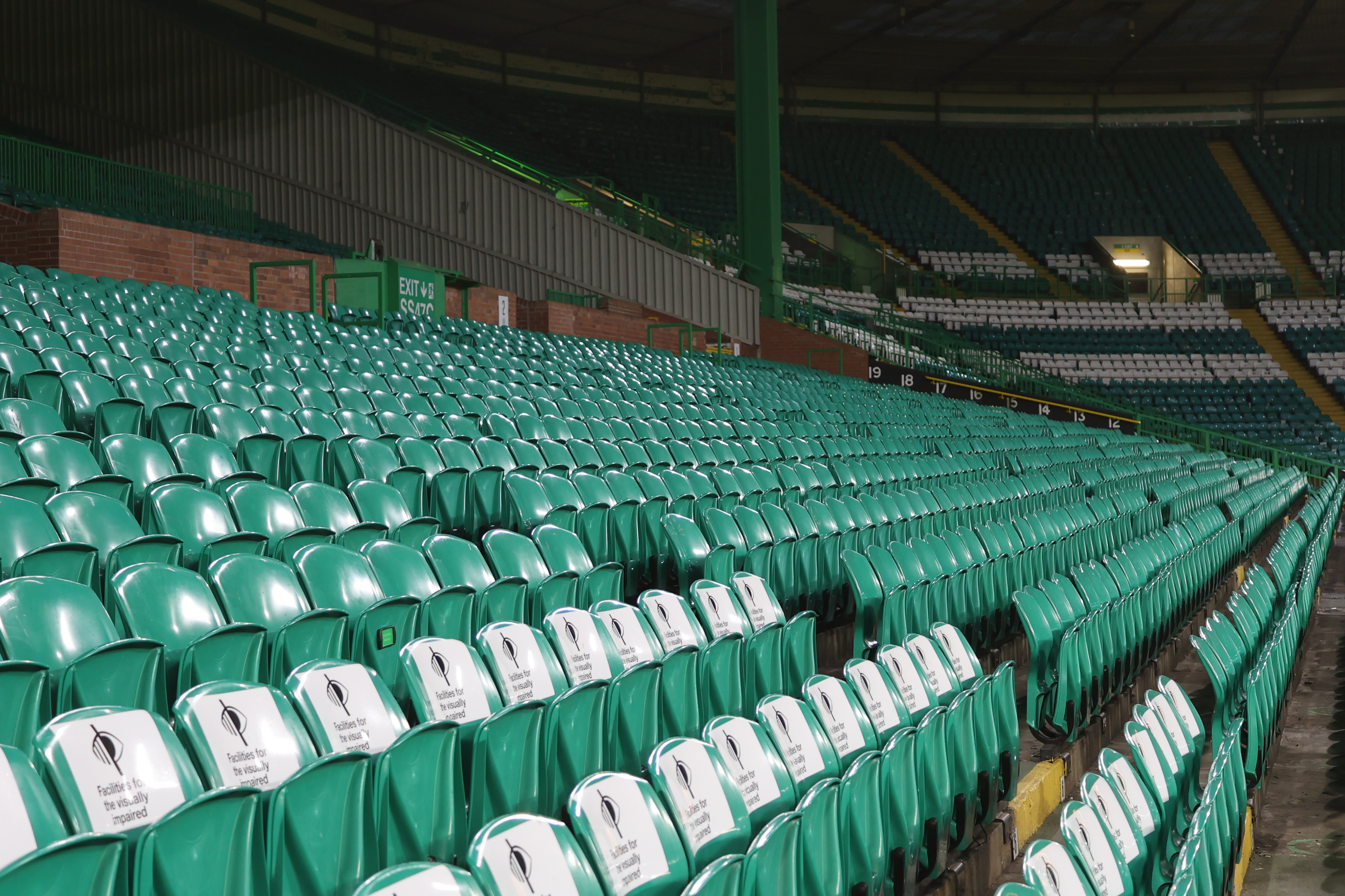 Beelden: Duizenden Feyenoord-supporters in sfeervolle mars naar Celtic Park