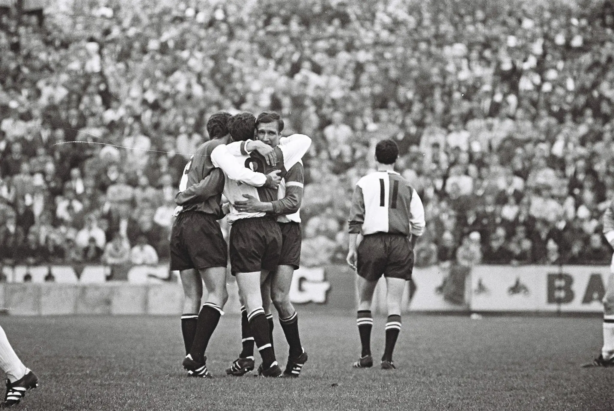 Trophy Day [UNIEKE FOTO'S] • Kindvall schiet Feyenoord in Enschede naar titel (1969)