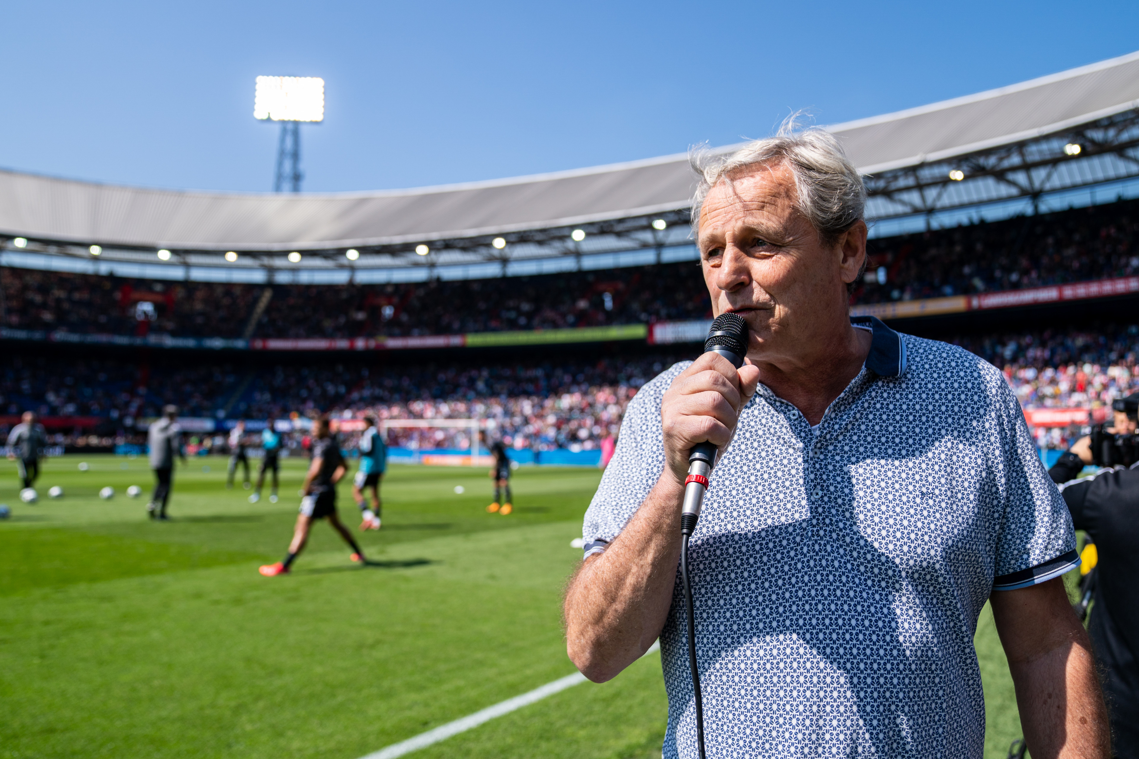 "De geluidsinstallatie in het stadion is niet goed, hè?"