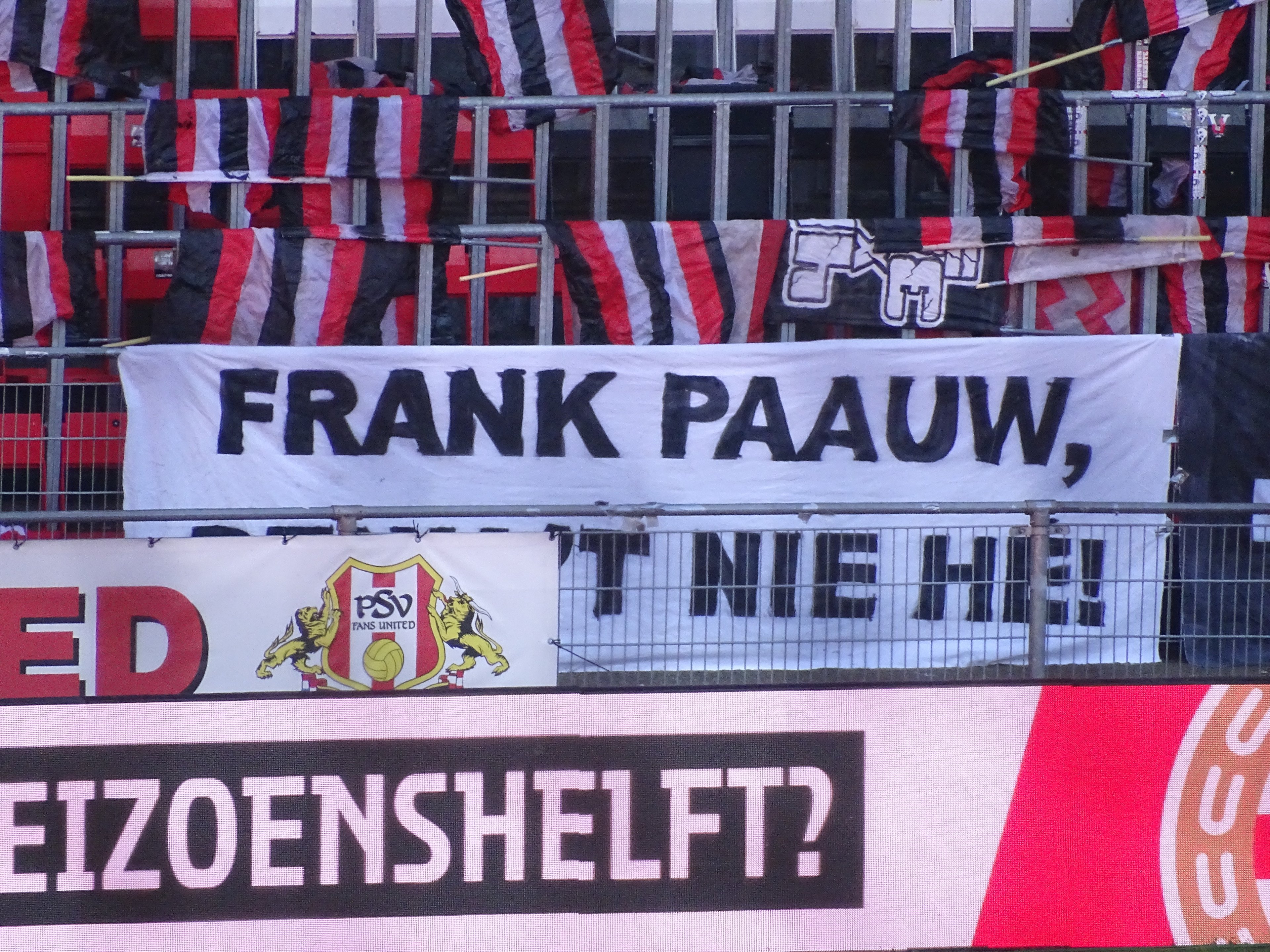 Supporters protesteren tegen Frank Paauw als nieuwe KNVB-voorzitter