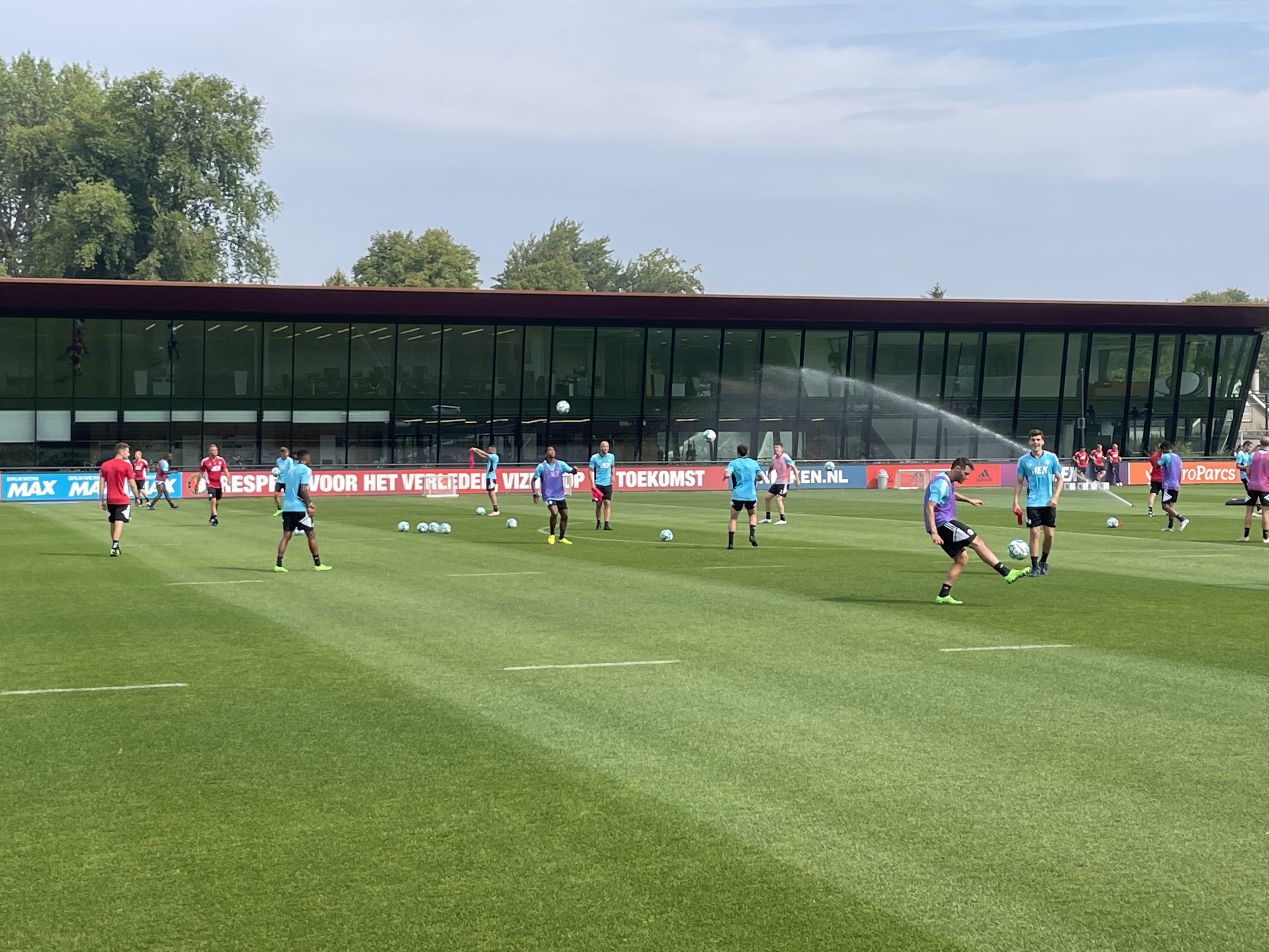 Geblesseerde Feyenoorders in herstel: Stengs terug op het trainingsveld