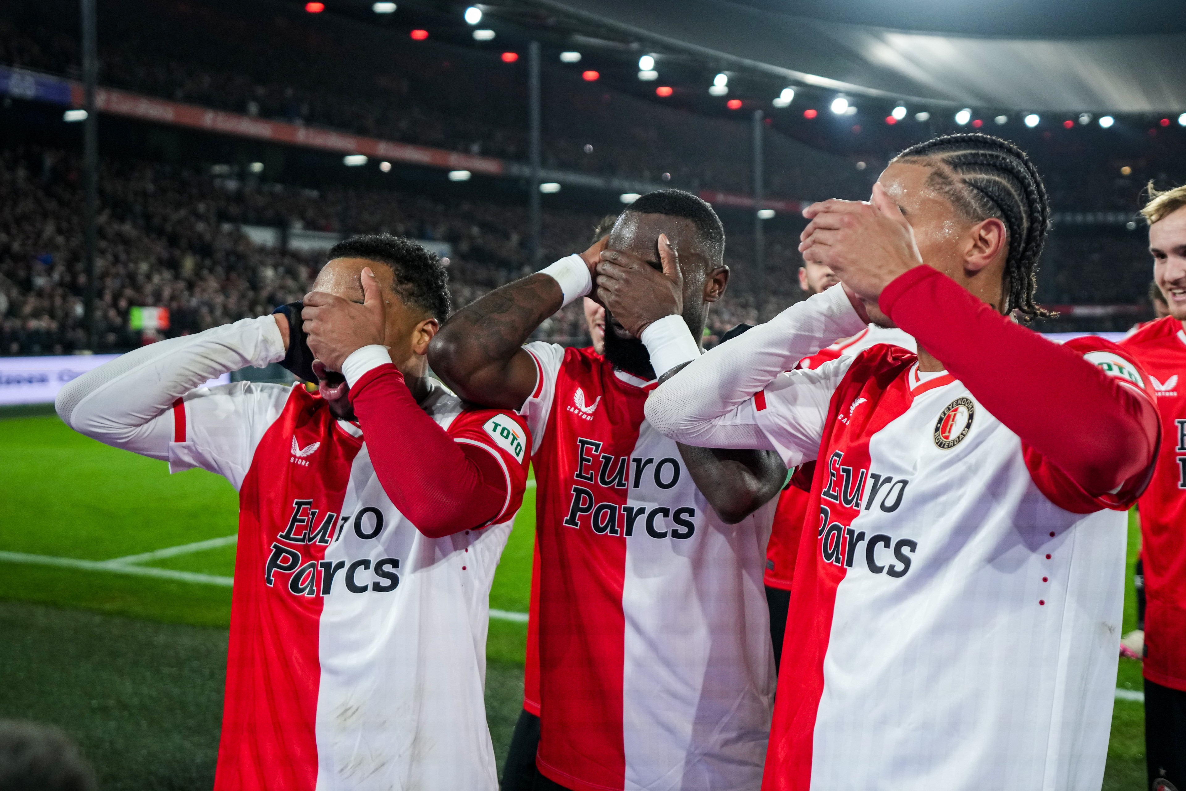 Feyenoord wint weer van AZ en bereikt halve finale van de beker