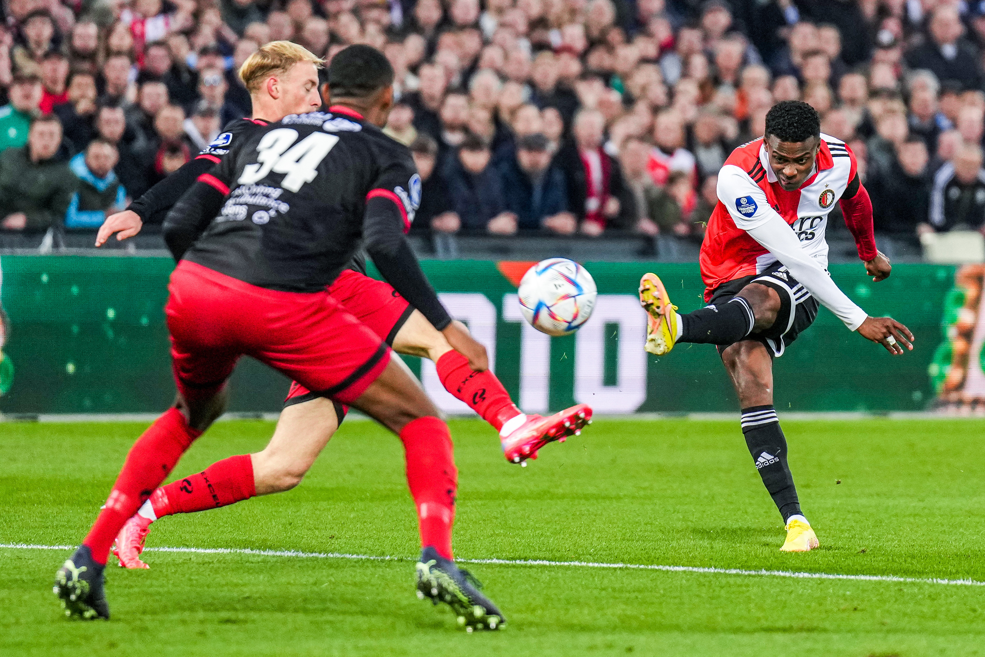 Feyenoord speelt gelijk in besloten oefenduel tegen Excelsior; Bijlow maakt rentree