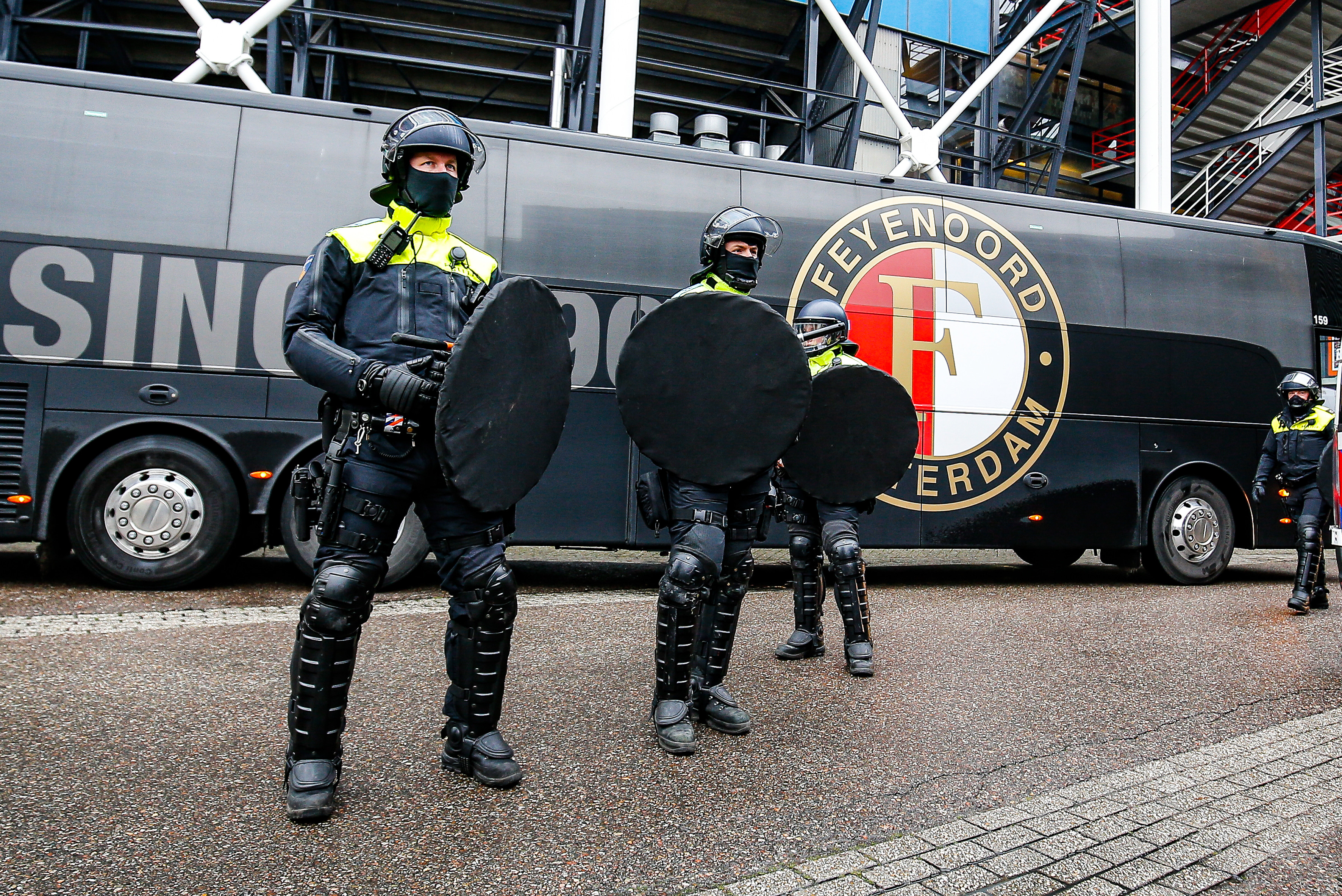 VK Sportphoto - ME / Politie bewaakt de Feyenoord bus binnen de hekken van Stadion Feijenoord