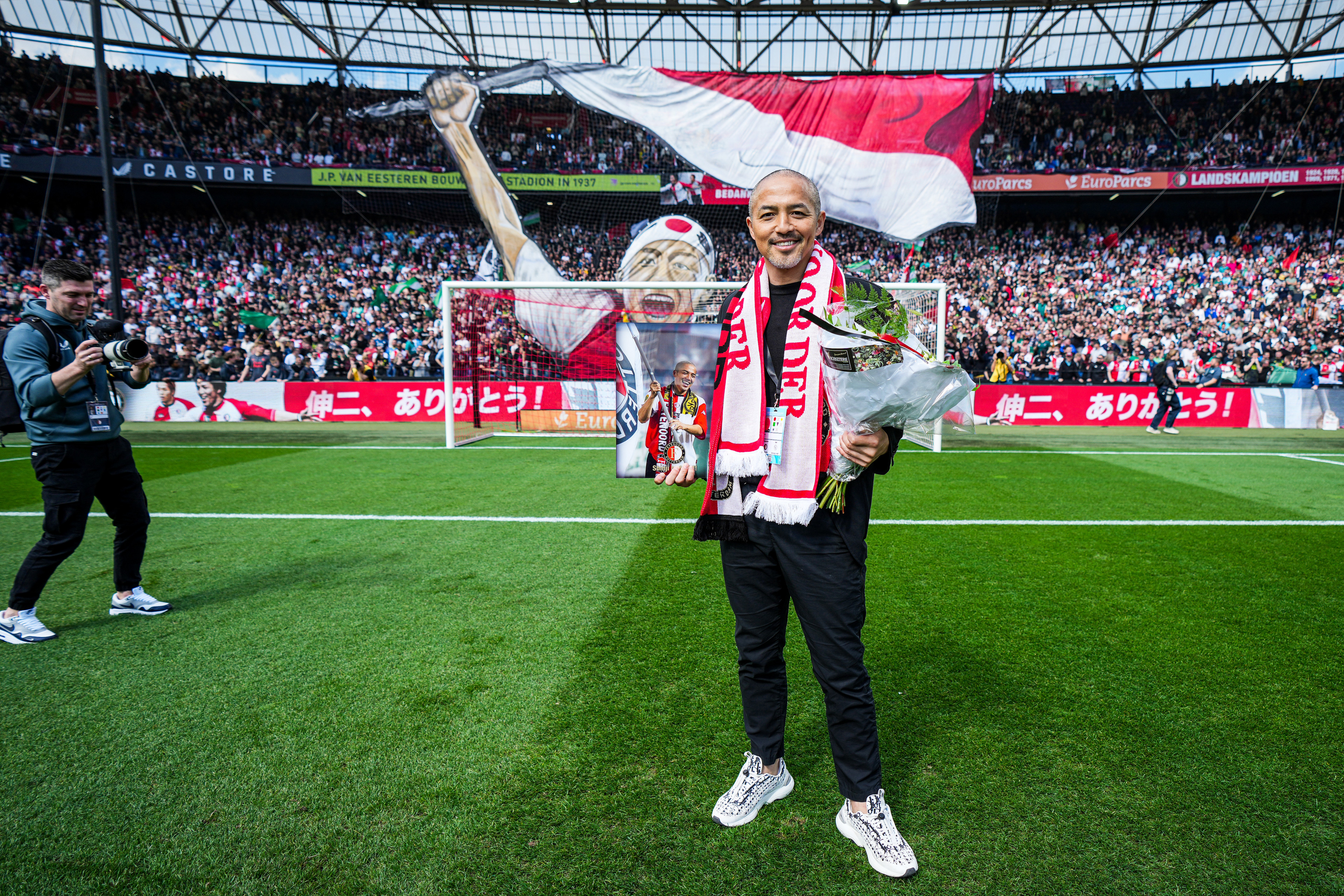 Shinji Ono geëerd voorafgaand aan Klassieker met prachtig spandoek