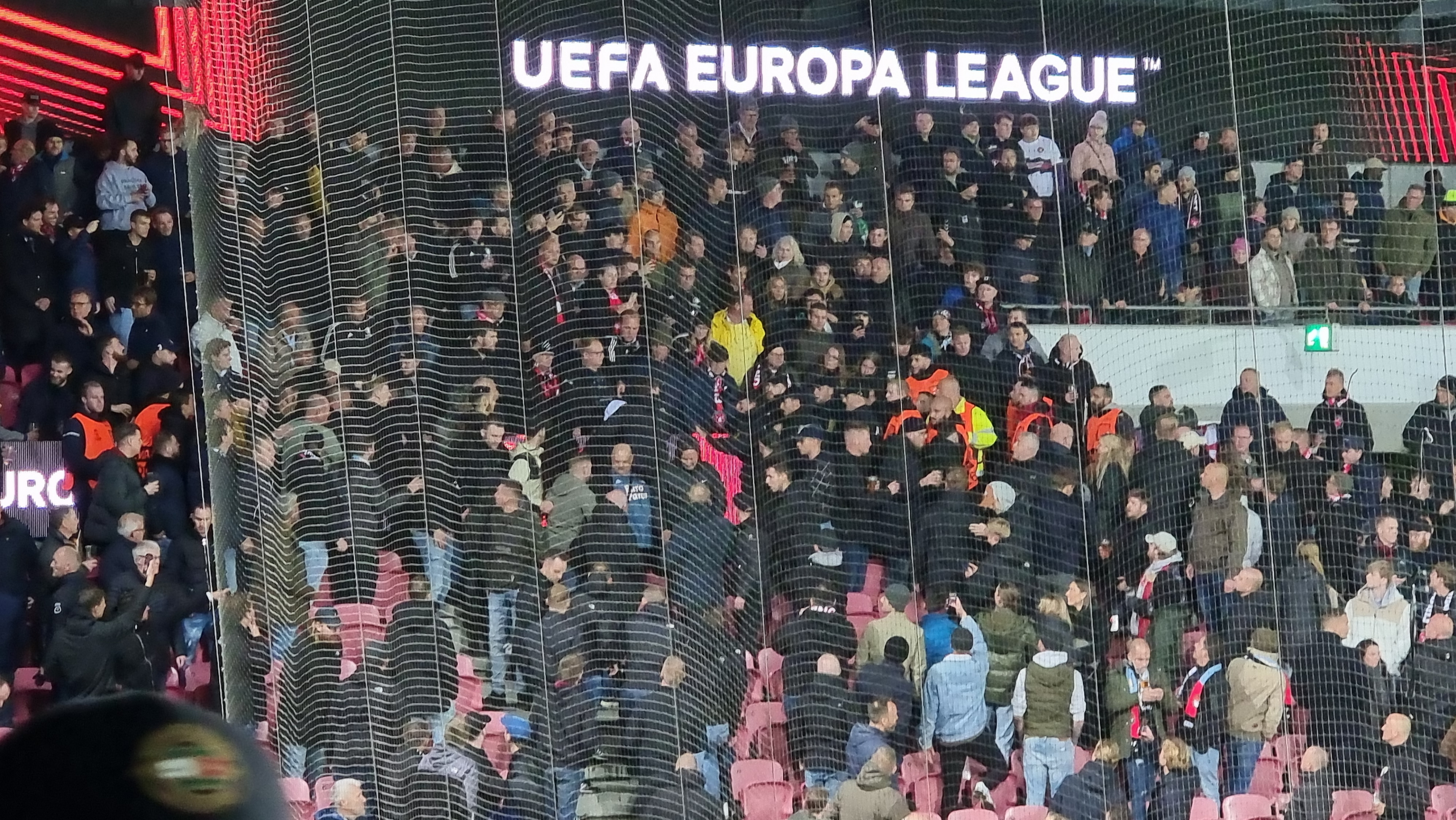 Supporters van Feyenoord op de thuisvakken slaags met stewards