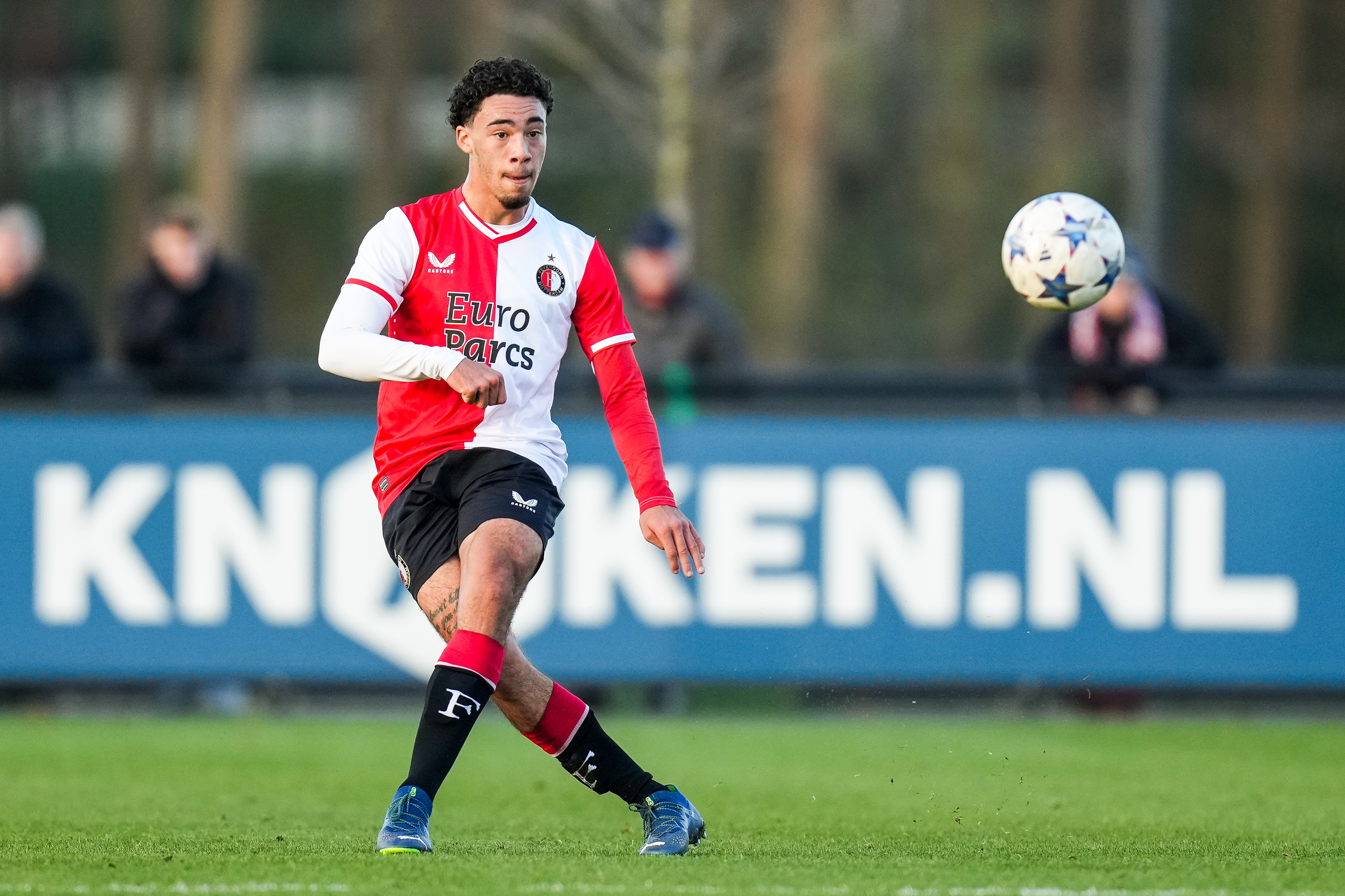 Feyenoord O21 speelt gelijk in Groningen dankzij discutabele beslissing van arbitrage