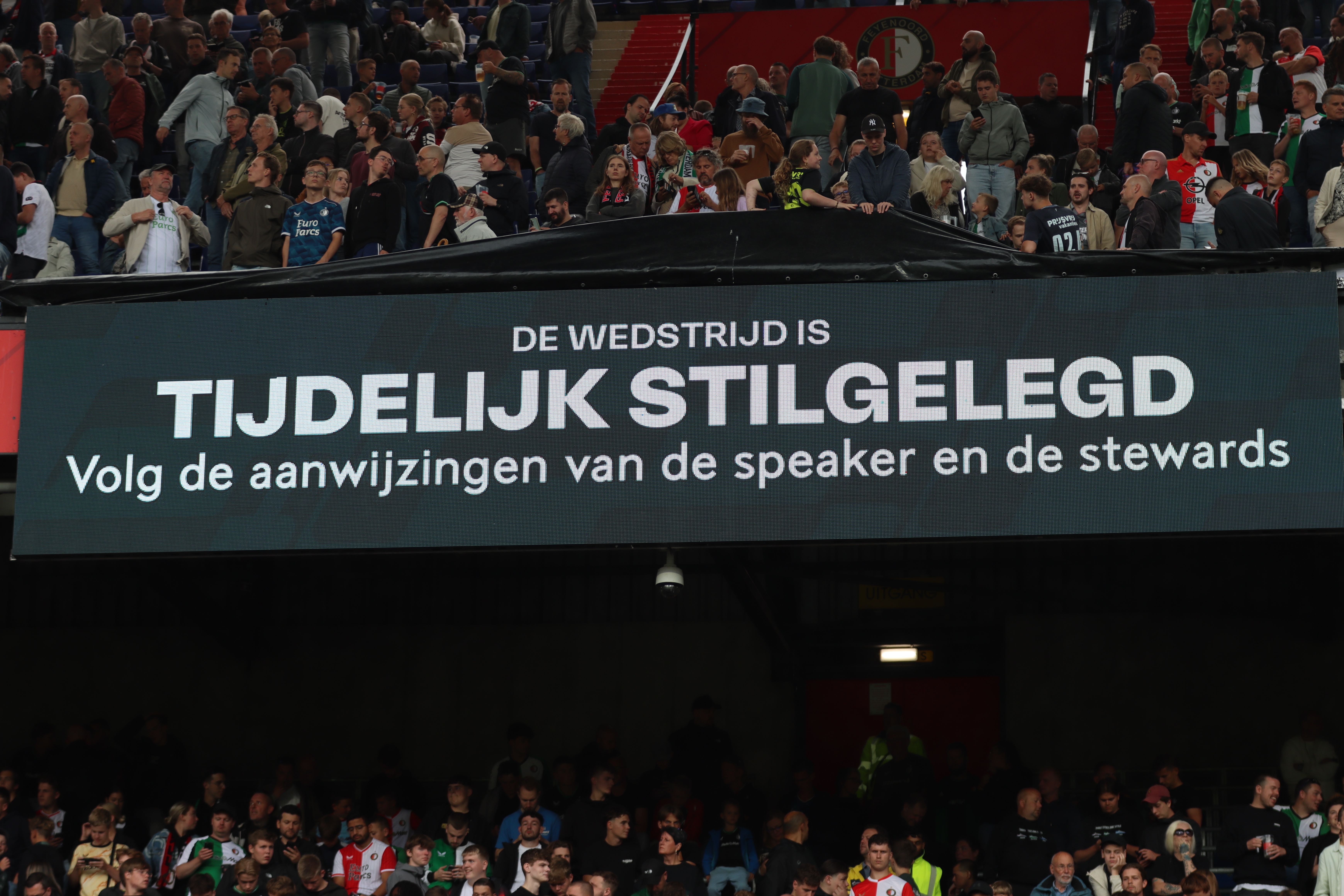 KNVB grijpt in na incident in De Kuip: ‘Wedstrijden te vaak onnodig stilgelegd’