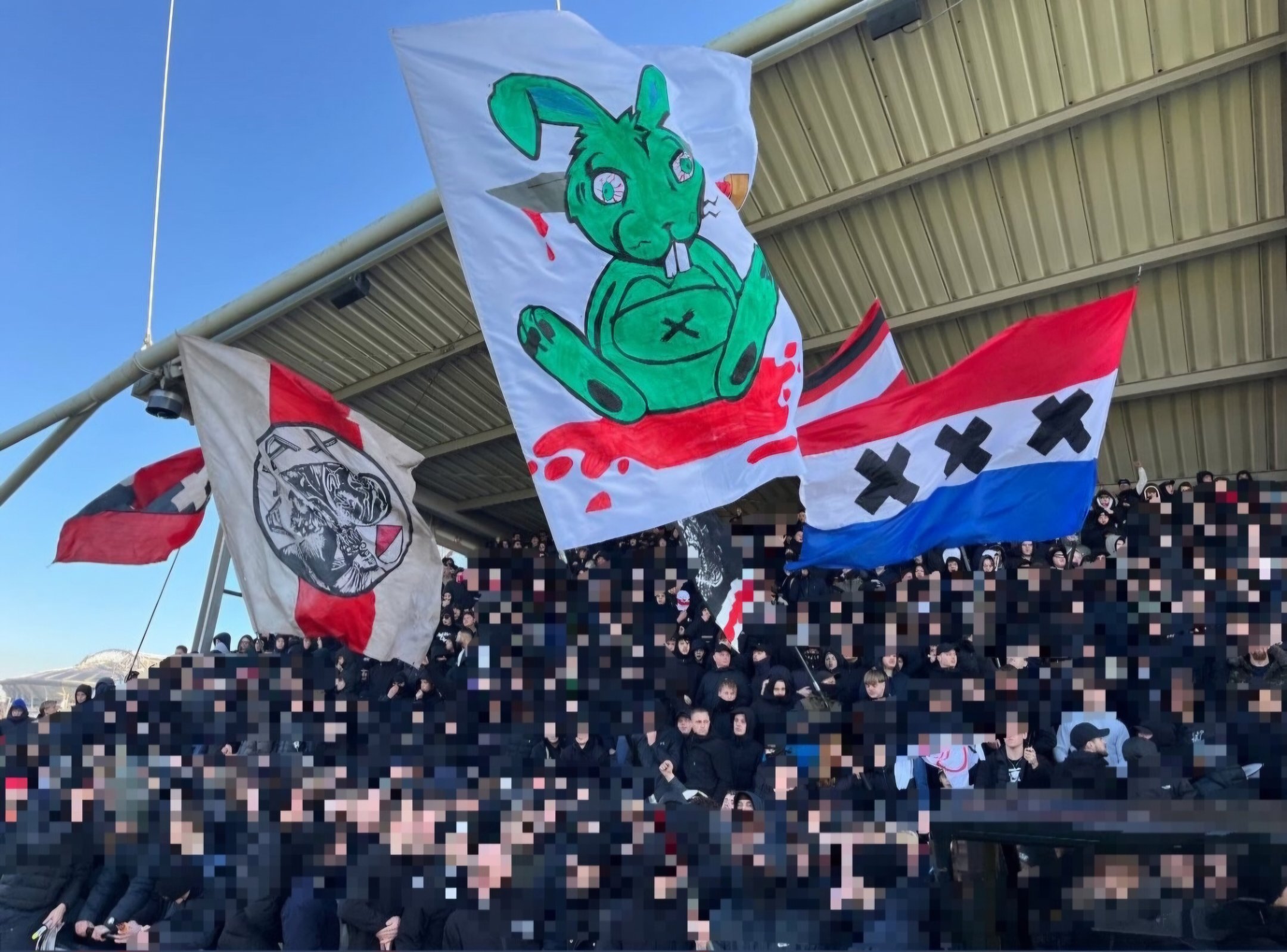 Harde kern ajax toont anti-Feyenoord vlag bij laatste training voor klassieker