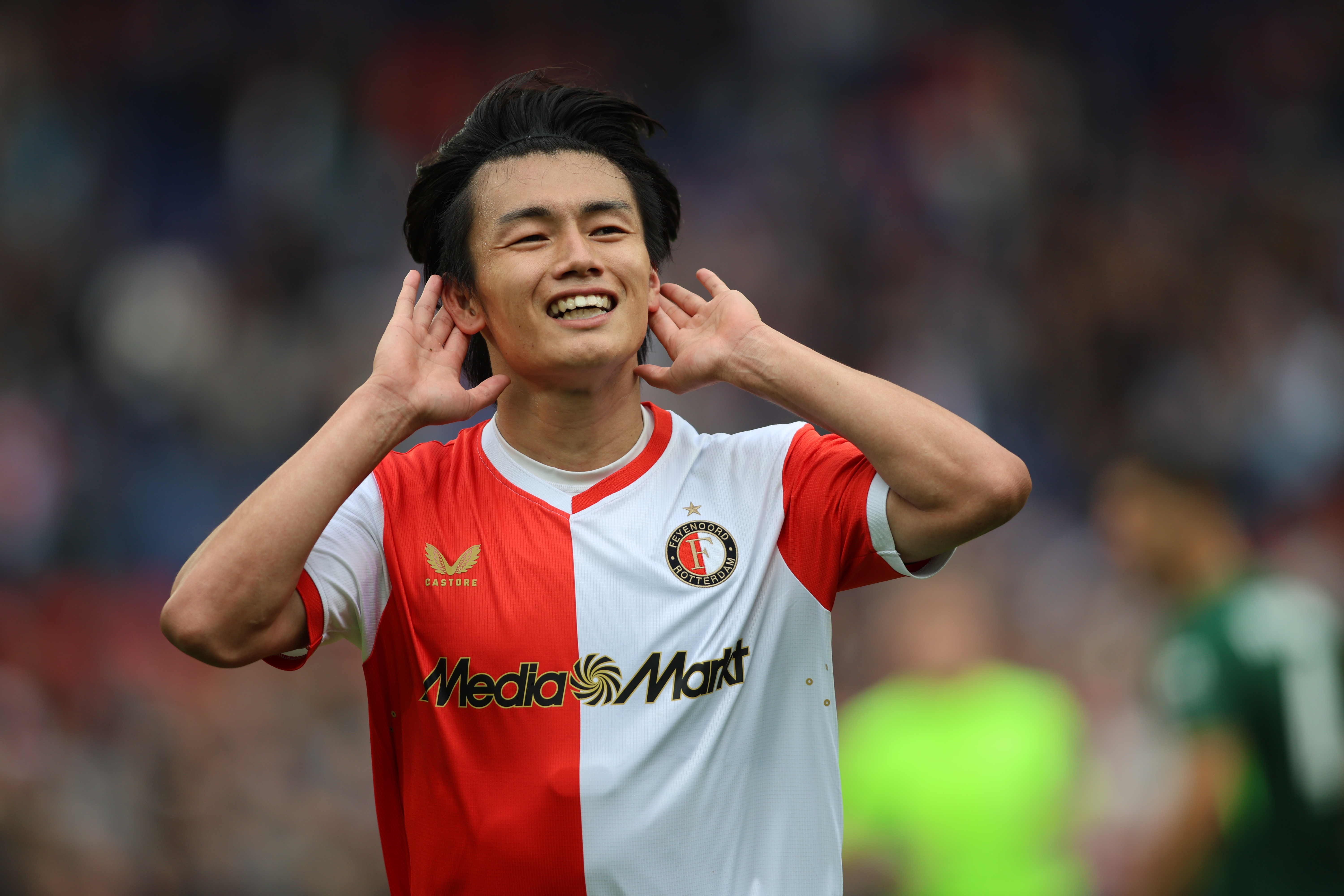 Feyenoord wint oefenduel van Wolfsburg; wedstrijd vroegtijdig beëindigd na inc...