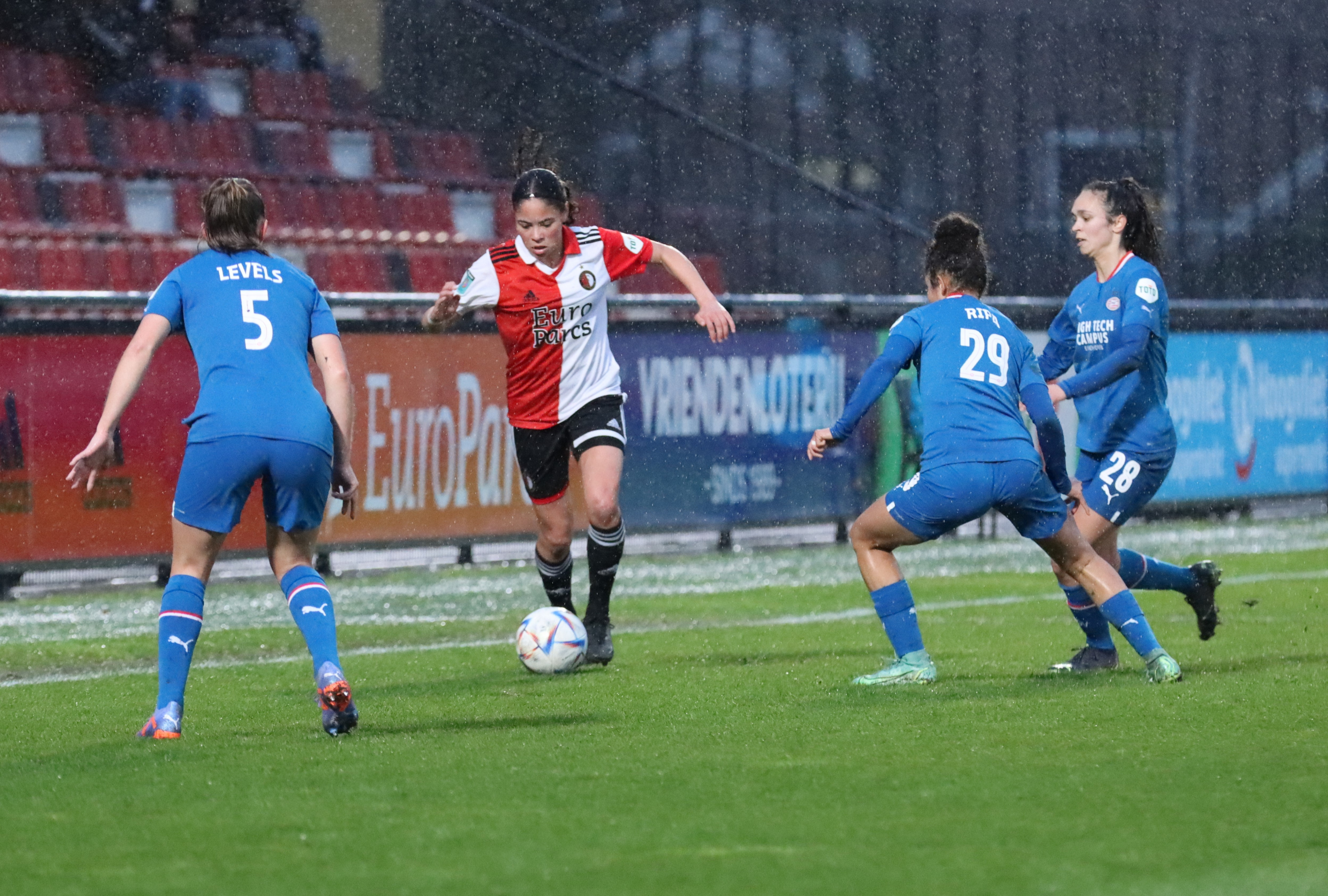 Feyenoord Vrouwen behalen gelijkspel tegen PSV