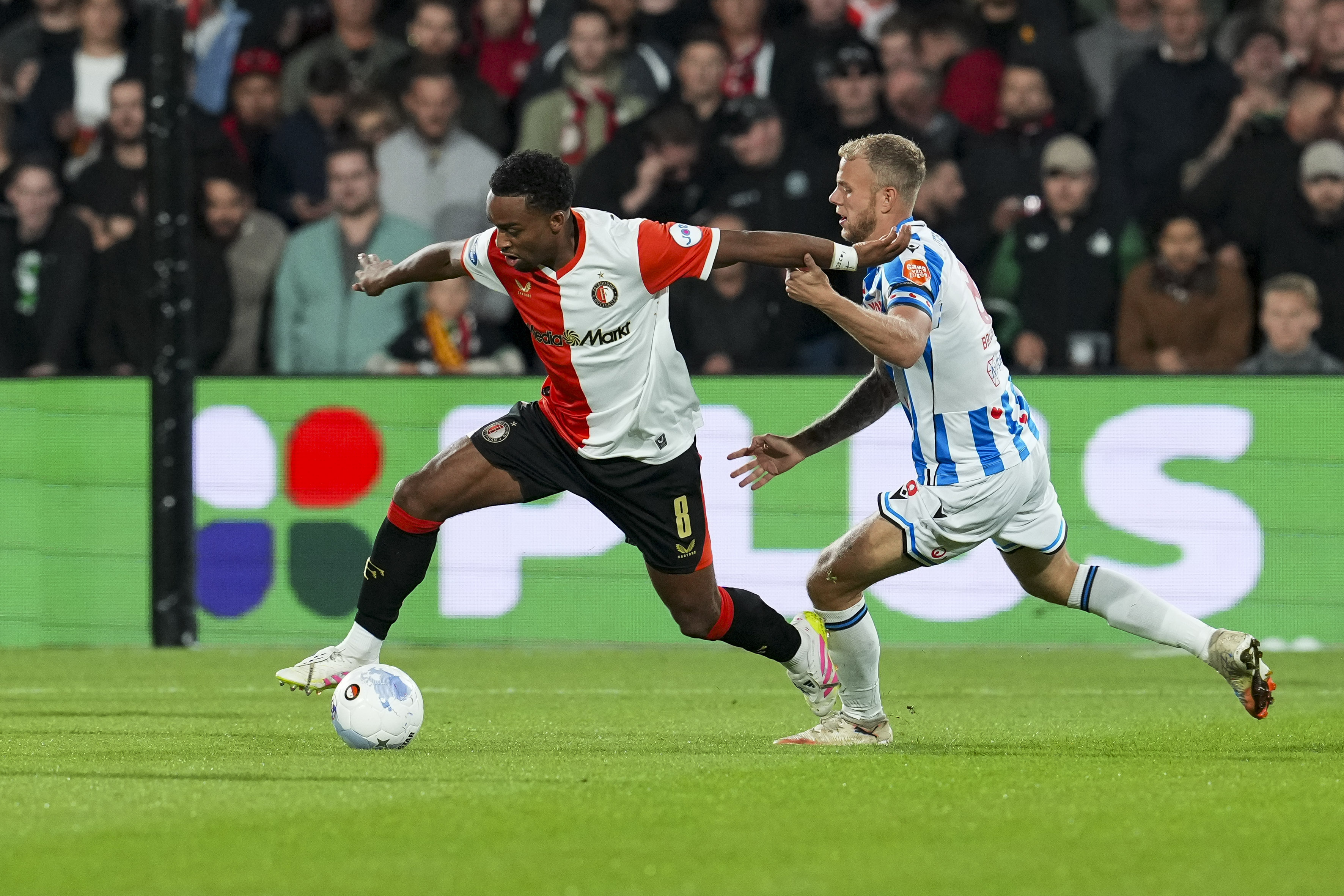 Liveblog • Feyenoord wint moeizaam van sc Heerenveen in knotsgek duel