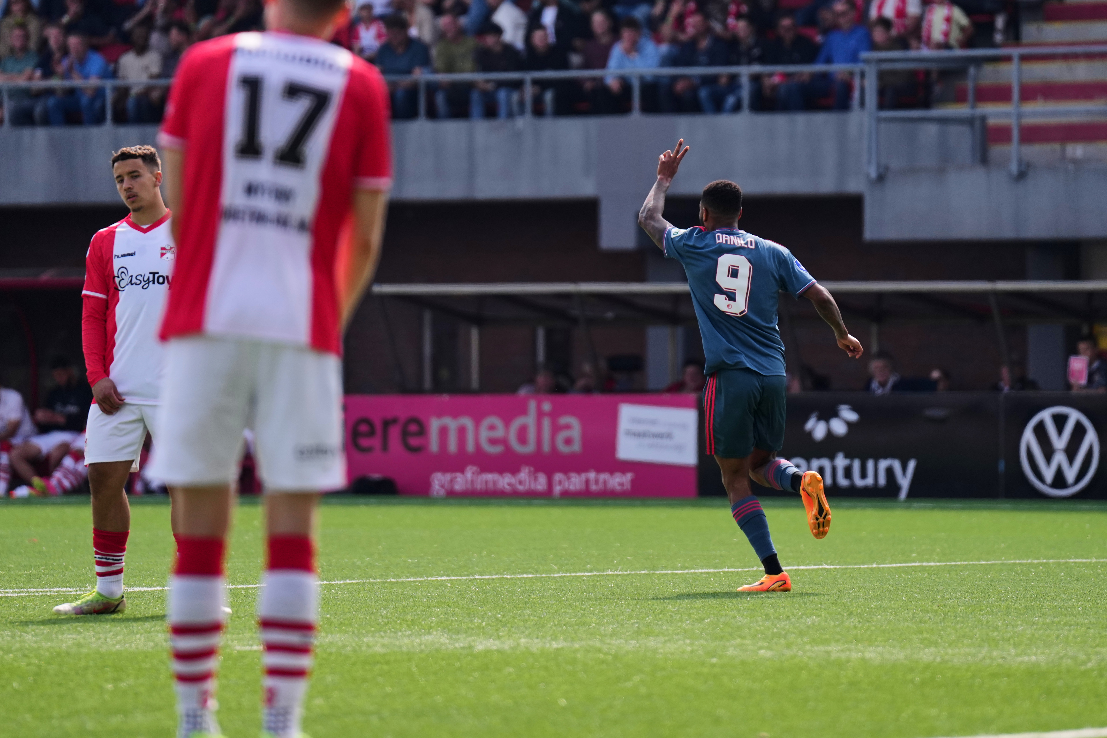 Feyenoord boekt dertiende zege op een rij in Emmen