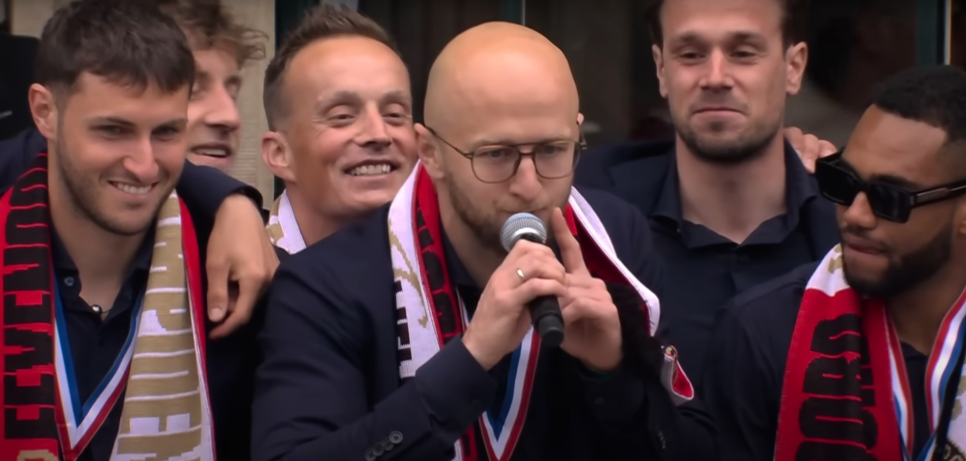 Gernot Trauner met microfoon | Beelden Feyenoord YouTube