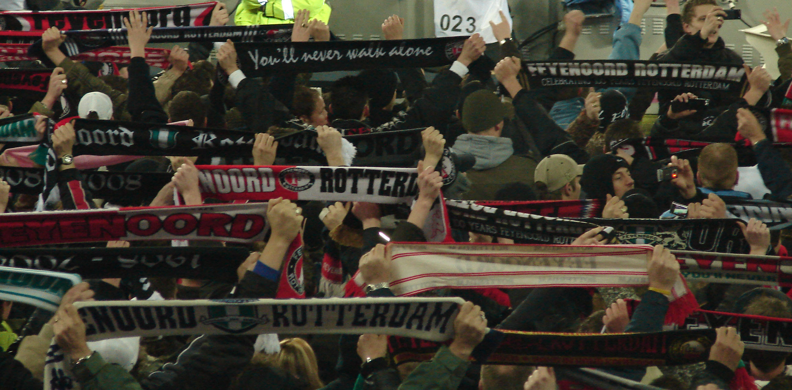 Feyenoord Supporters met Sjaaltjes in de lucht genomen vanaf Vak S