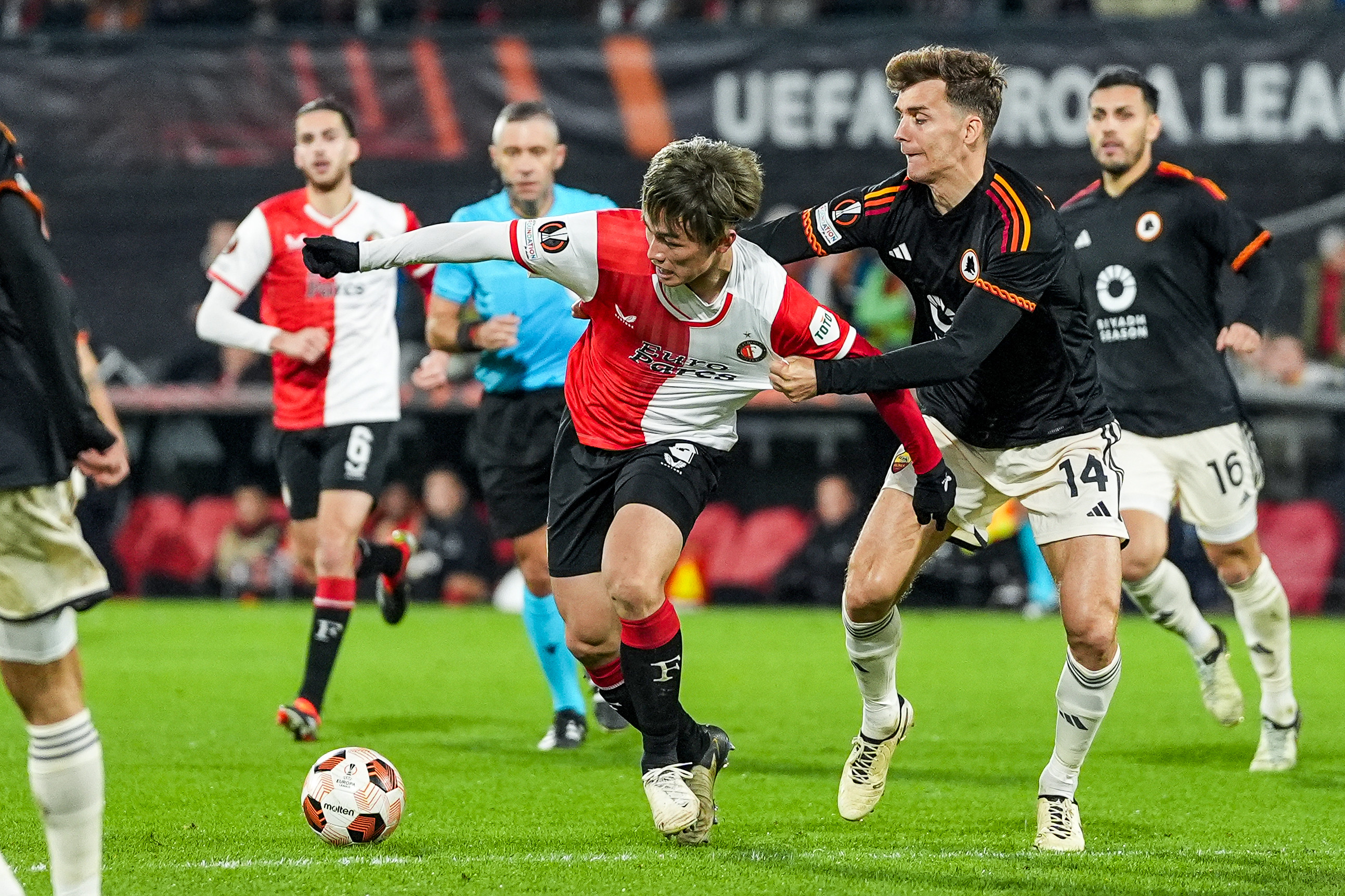 Feyenoord speelt gelijk in De Kuip tegen AS Roma