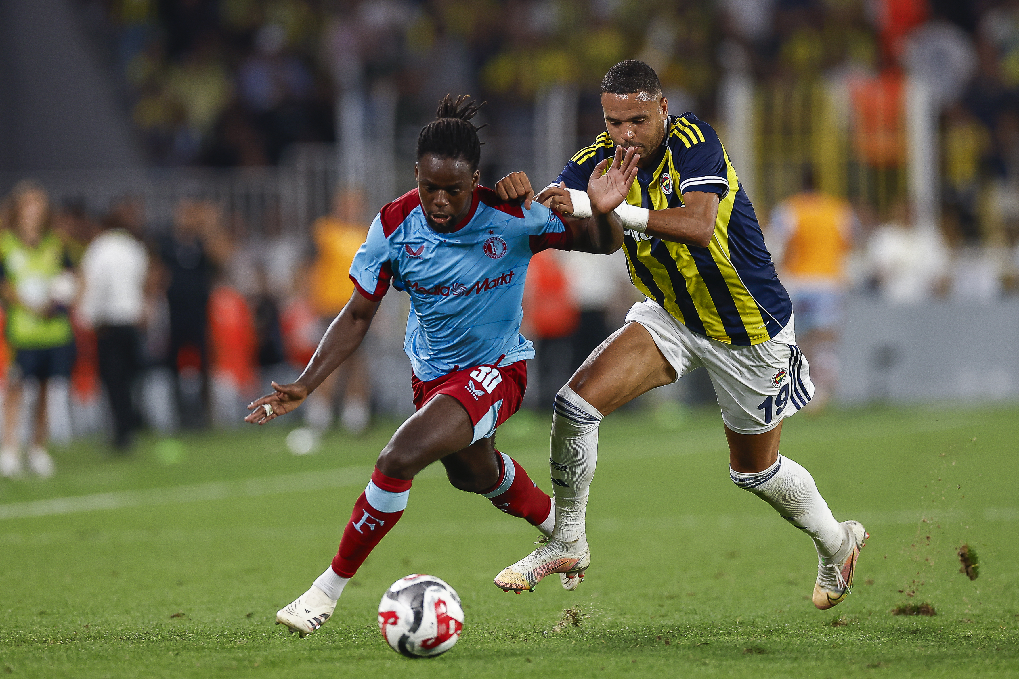 Van Persie beschermt Lotomba: "Daarom staat hij morgen in de basis"