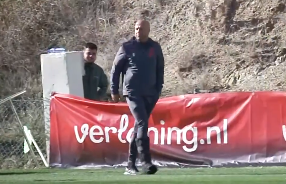 VIDEO: Slot leidt training na spierblessure op brace