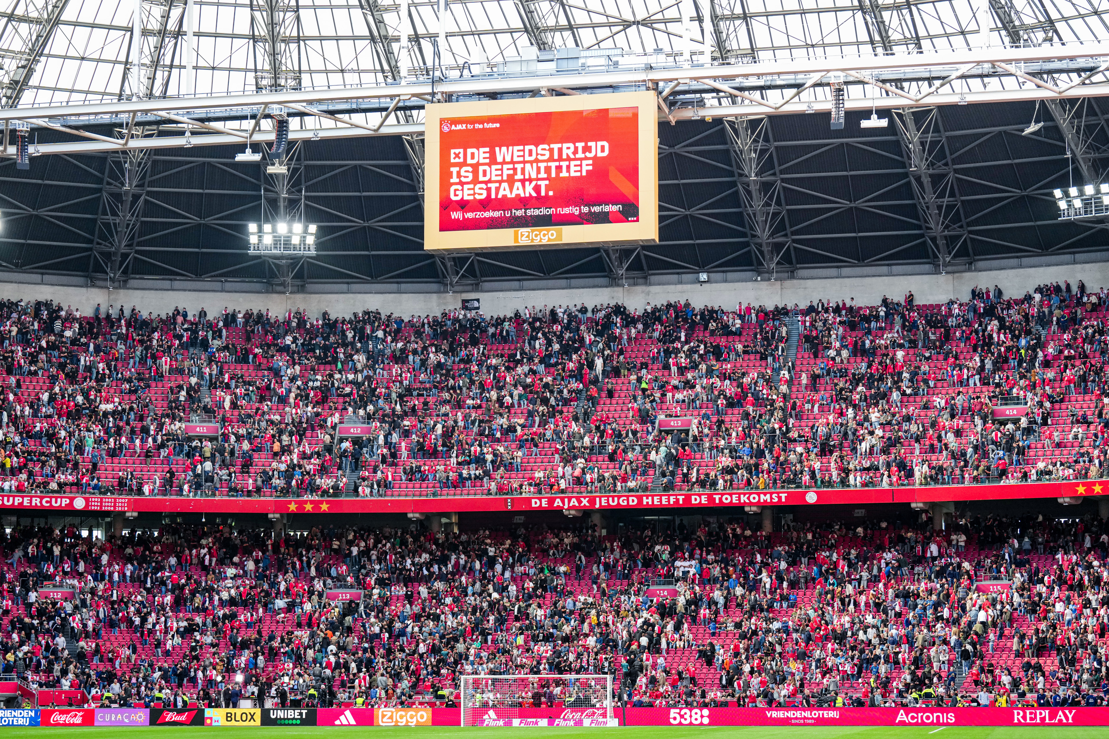 VIDEO: Dreigende afgang tegen Feyenoord is de druppel bij Ajax-fans