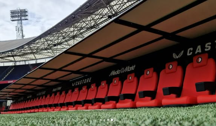 Nieuwe dug-outs geplaatst in de Kuip [EERSTE FOTO'S]
