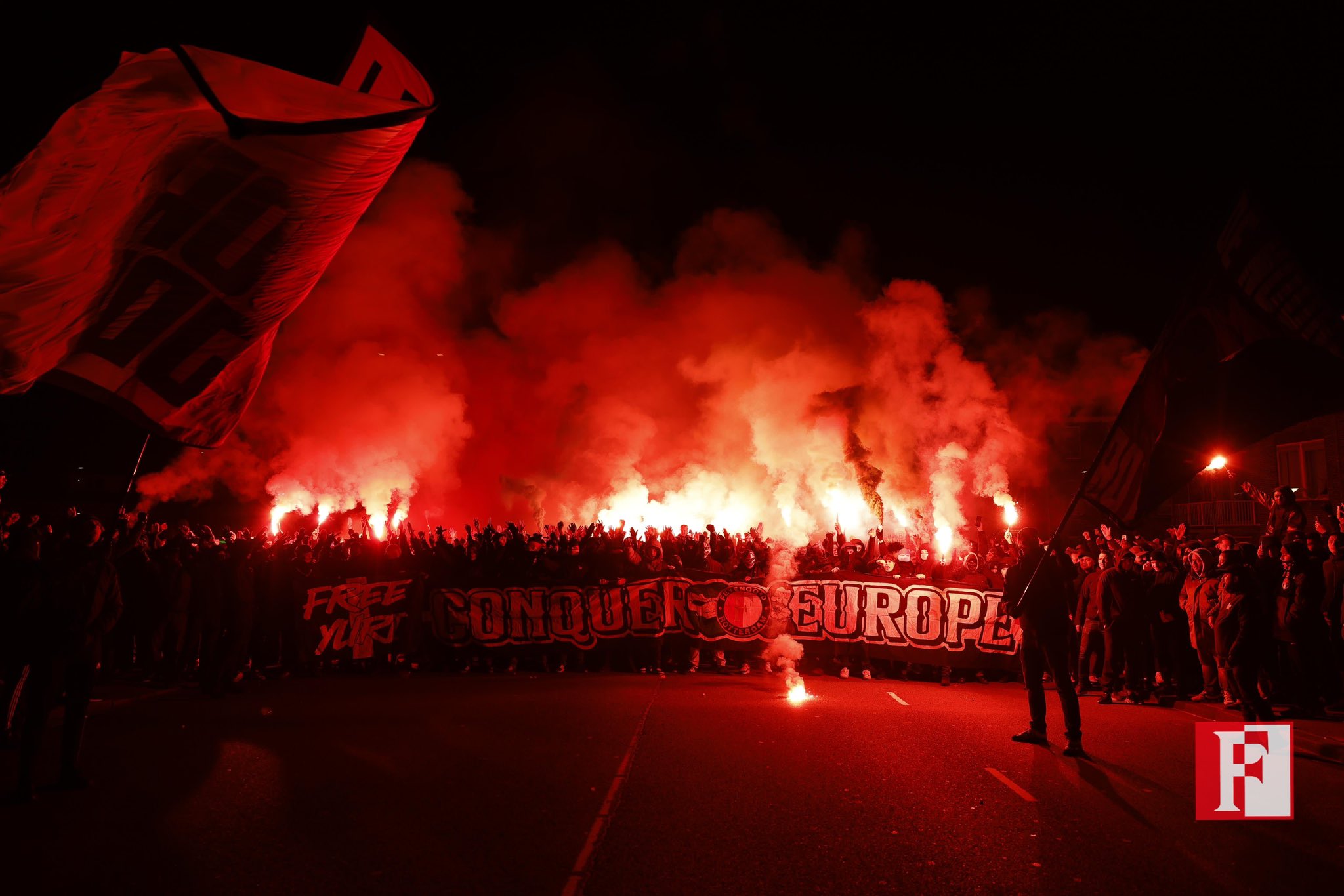 Video • Massale corteo voor wedstrijd tegen Sparta Praag