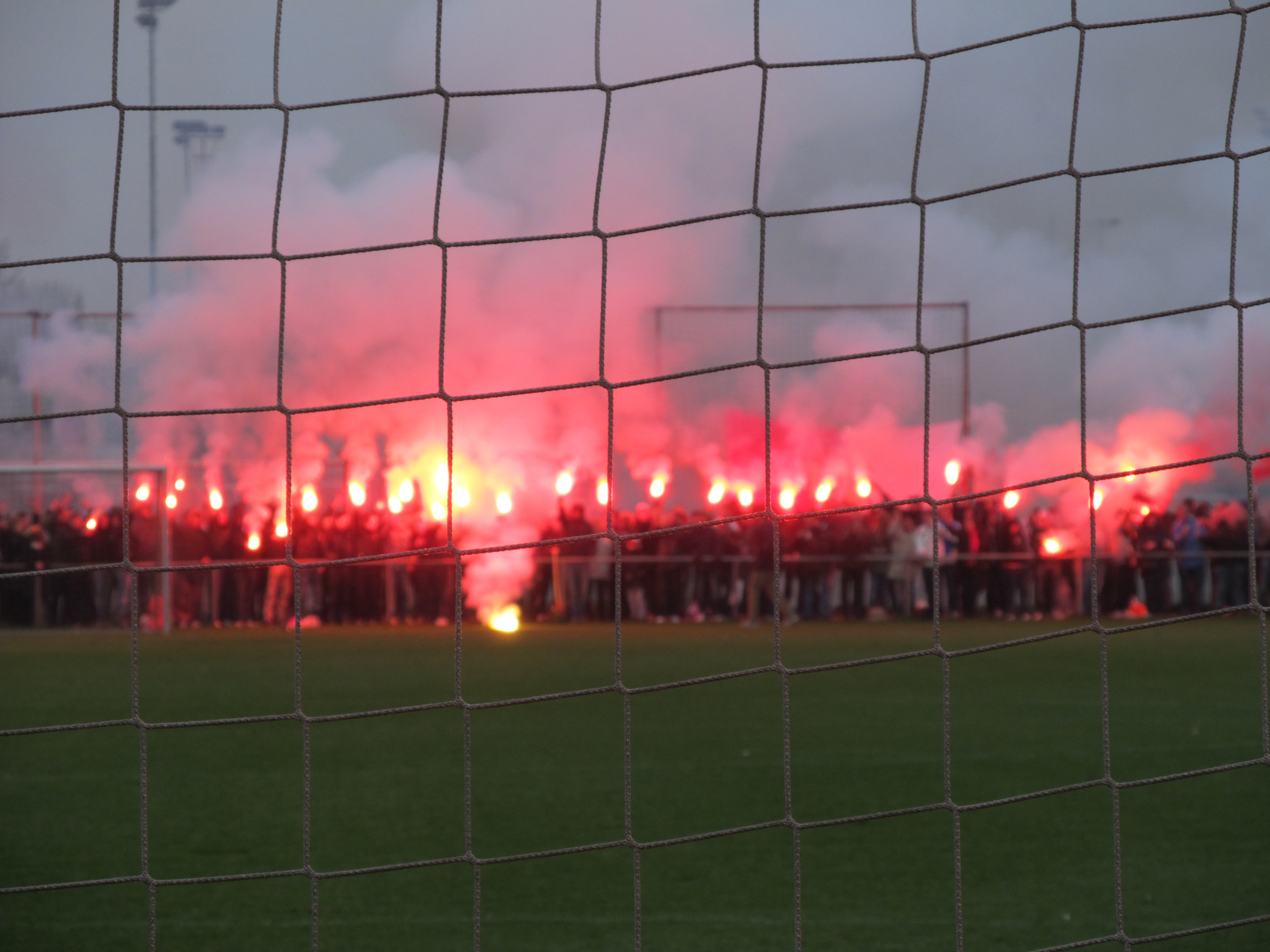 Supporters steunen Feyenoord in aanloop naar de aartsrivaal
