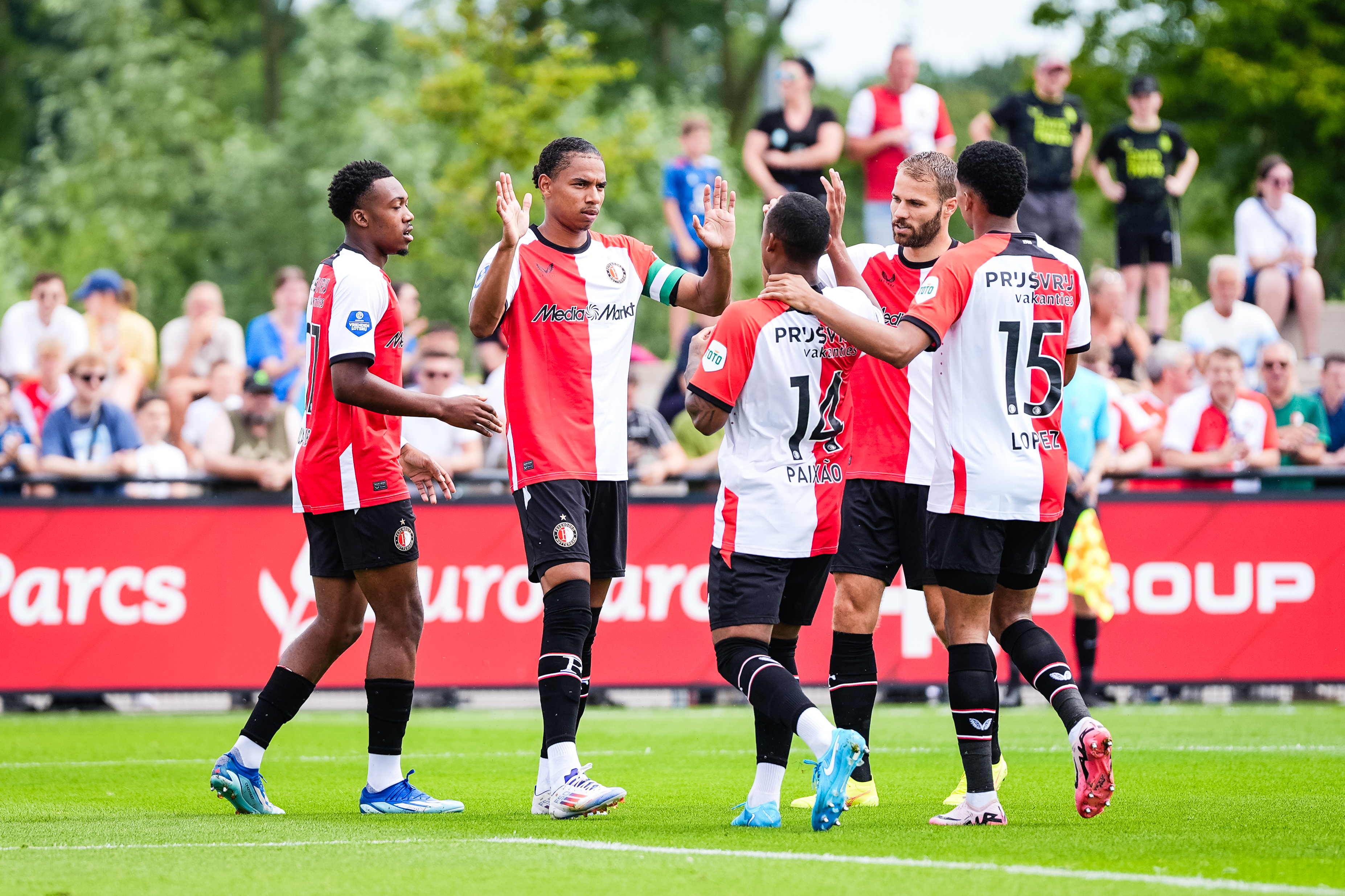 Feyenoord wint extra lang oefenduel op snikheet Varkenoord van Cercle Brugge