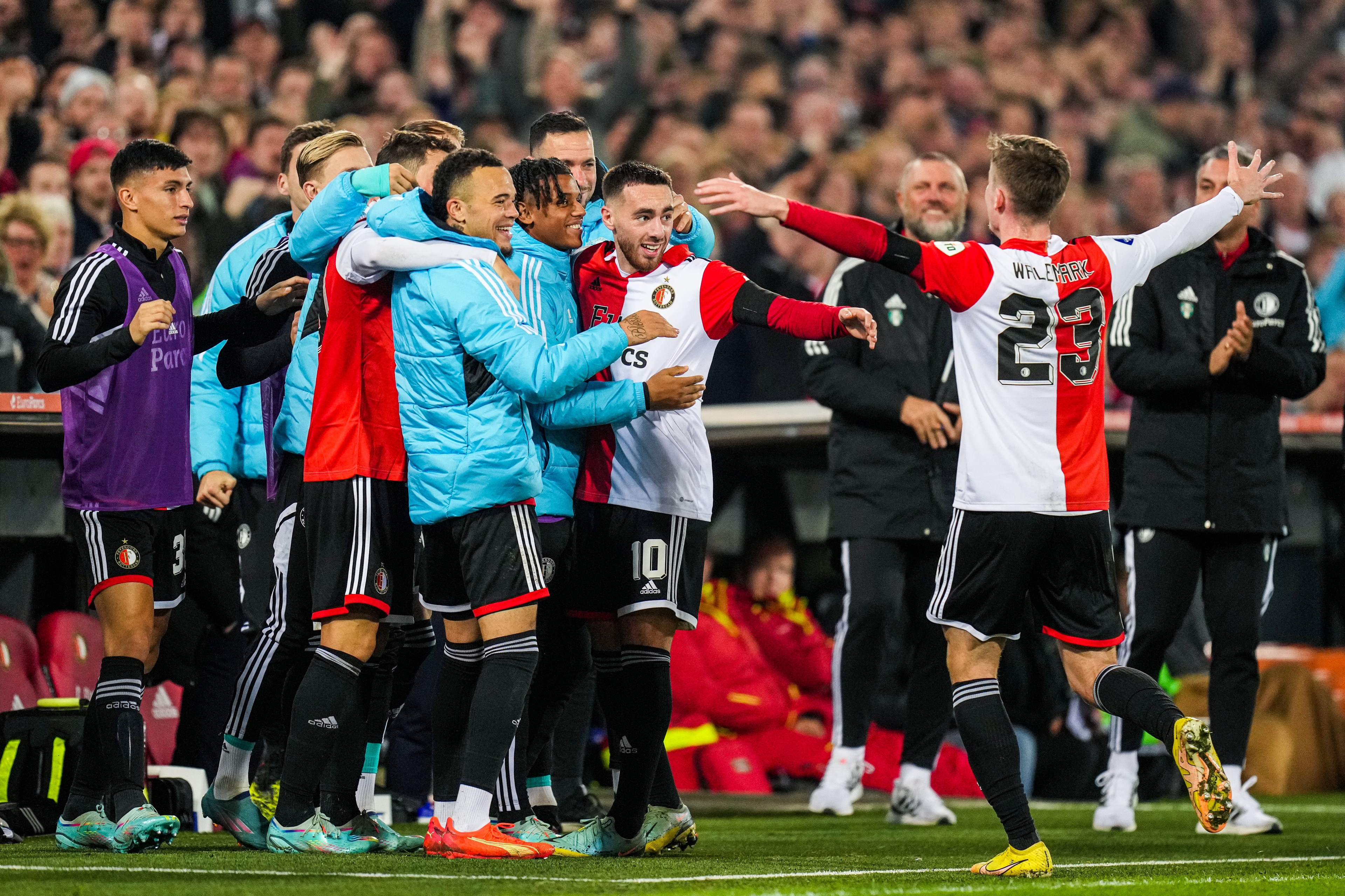 Feyenoord wint met ruime cijfers en gaat als koploper de winterstop in