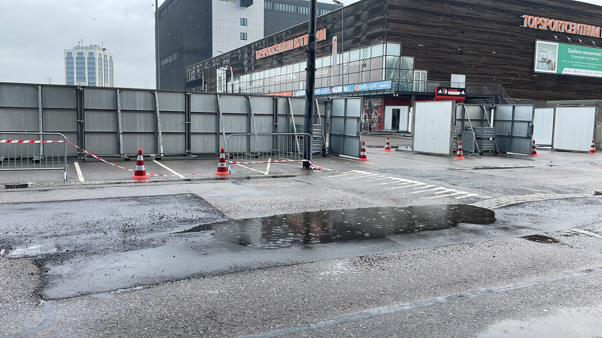 Politie plaatst meters hoge hekken om De Kuip in een vesting te veranderen