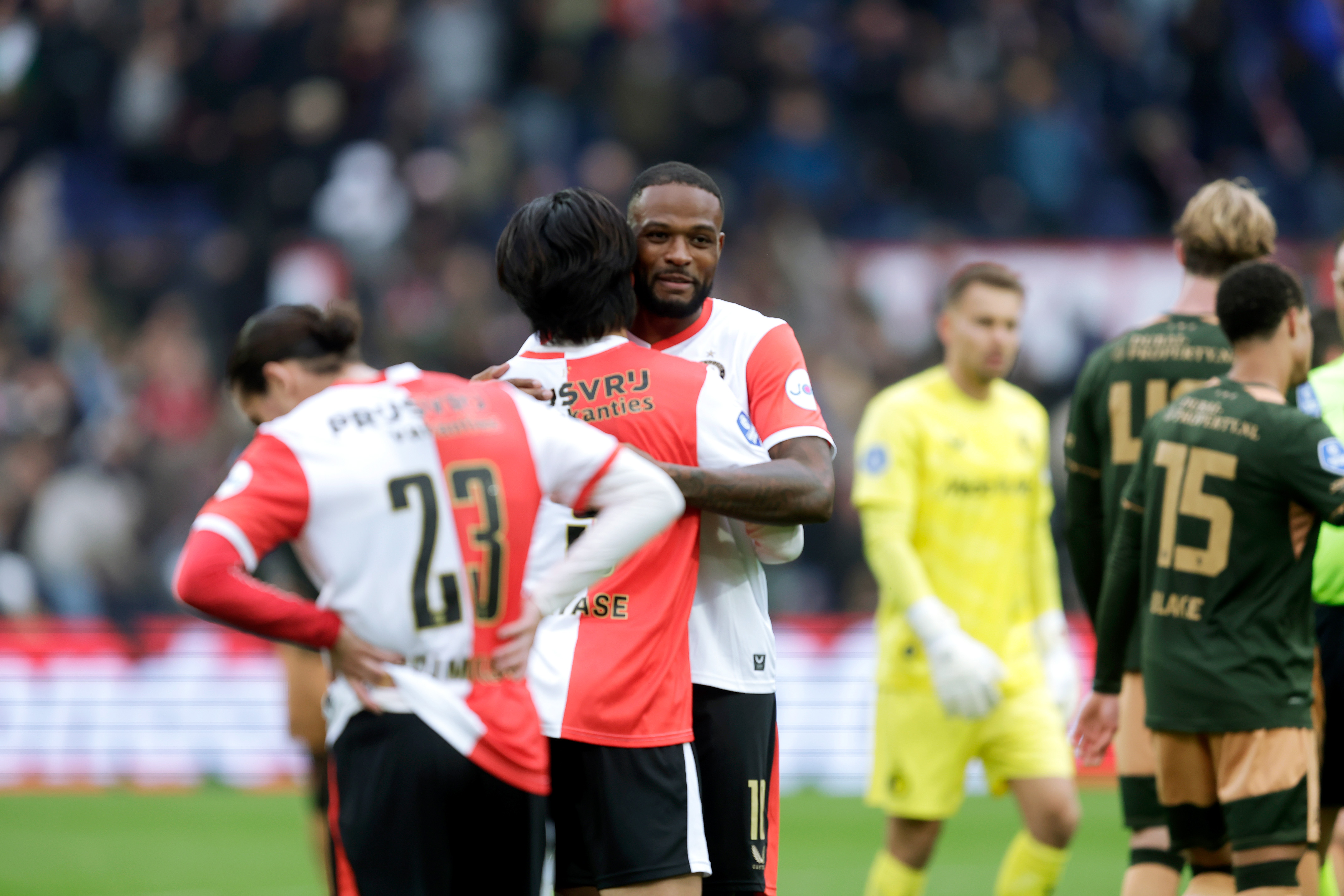 Cyle Larin lacht na de winnende assist tegen Utrecht: “De goals gaan nu ook komen”
