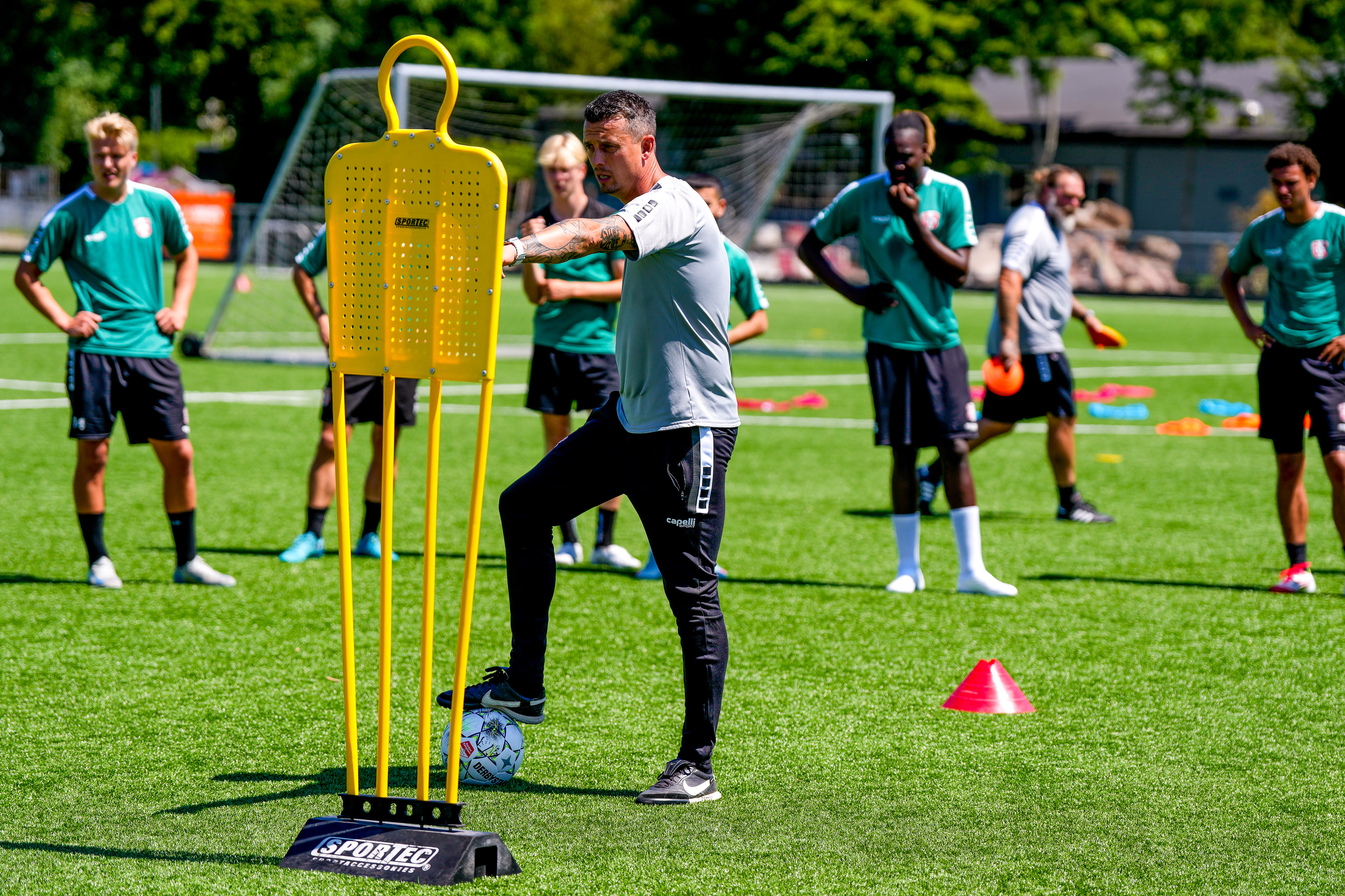 Julian Jenner via Feyenoord aangesteld als assistent van Kuyt bij FC Dordrecht