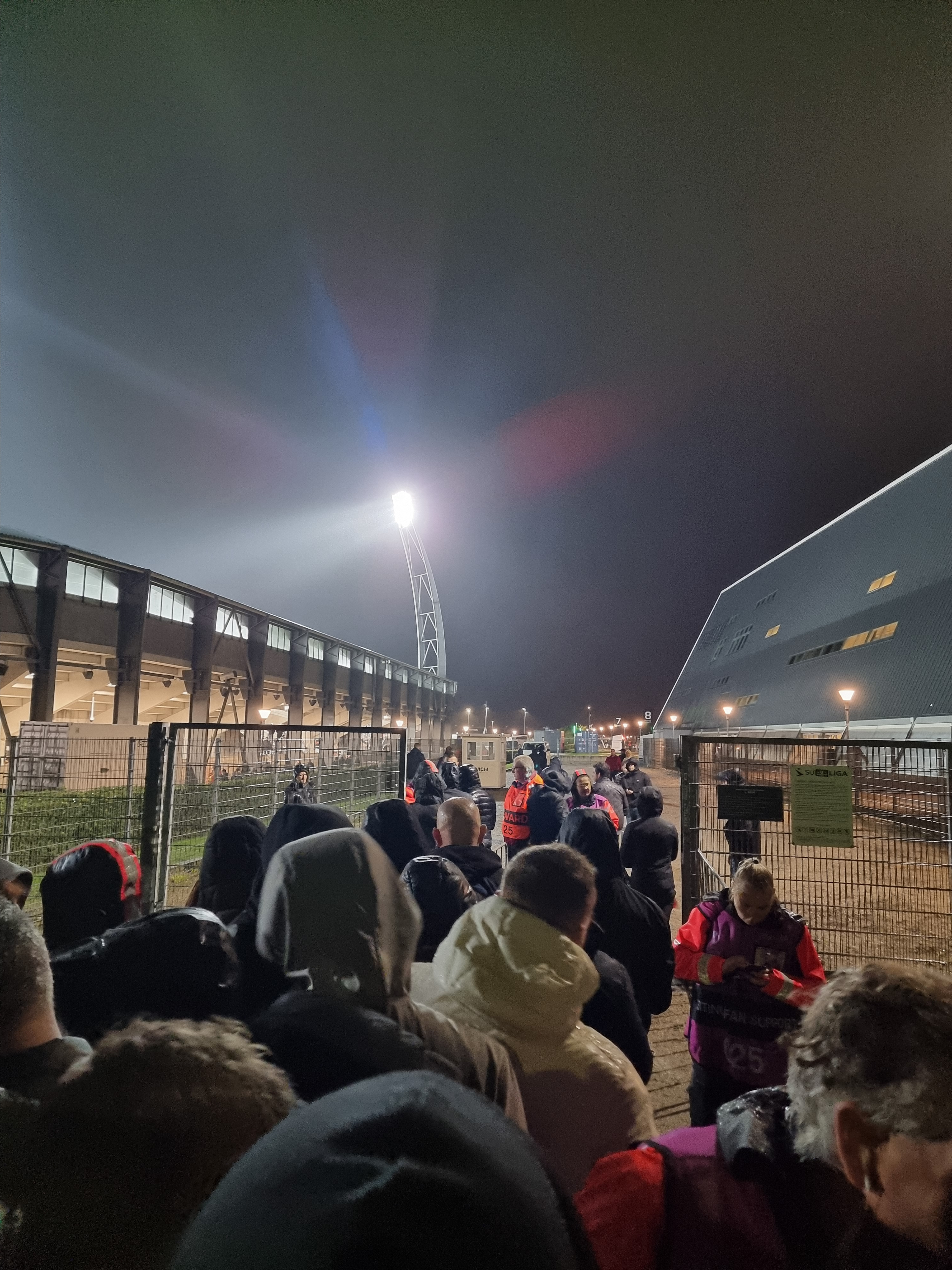 Feyenoord supporters in de rij bij de ingang van het Messecenter