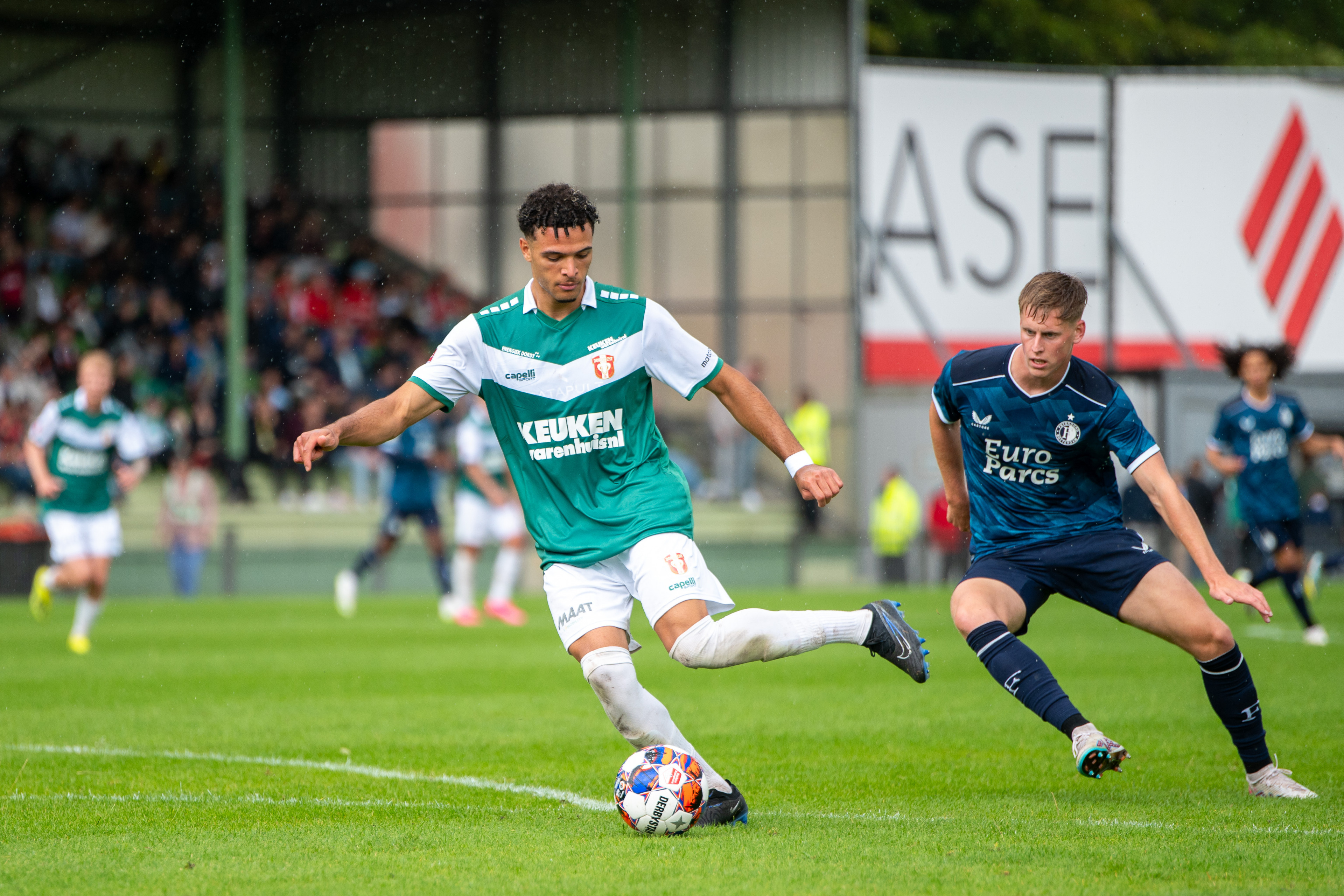 Dordrecht-huurlingen Tsoungui en Sebaoui trainen mee met Feyenoord 1