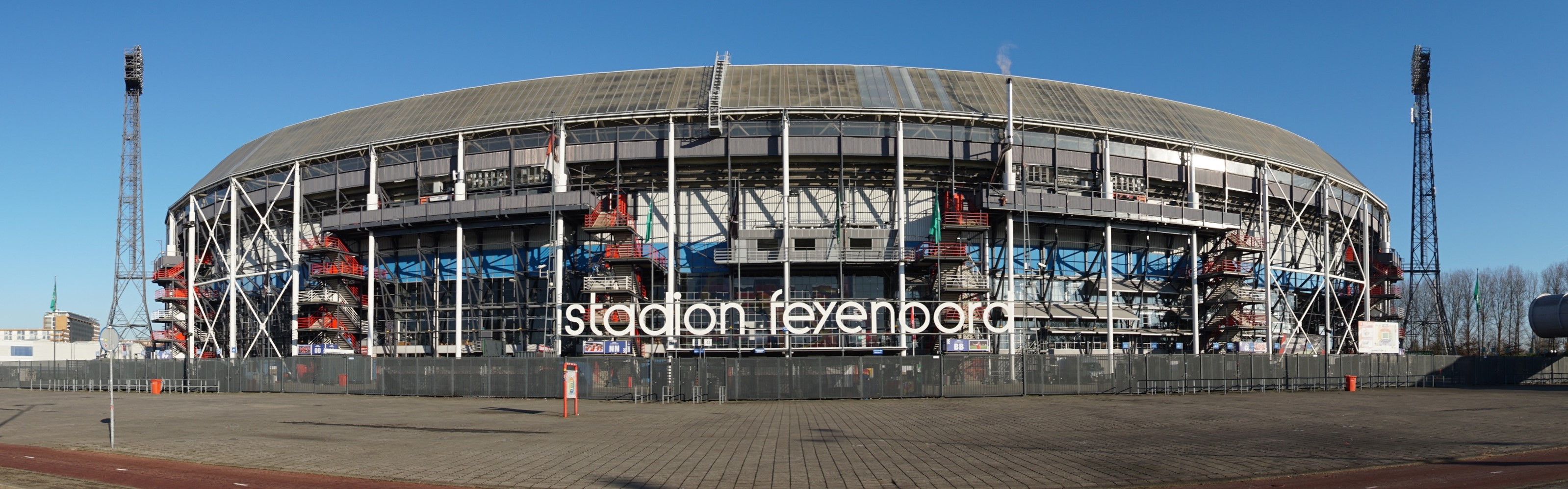 “Stadion is lange termijn verplichting aangegaan, terwijl het geld niet bepaald over de plinten klotst”