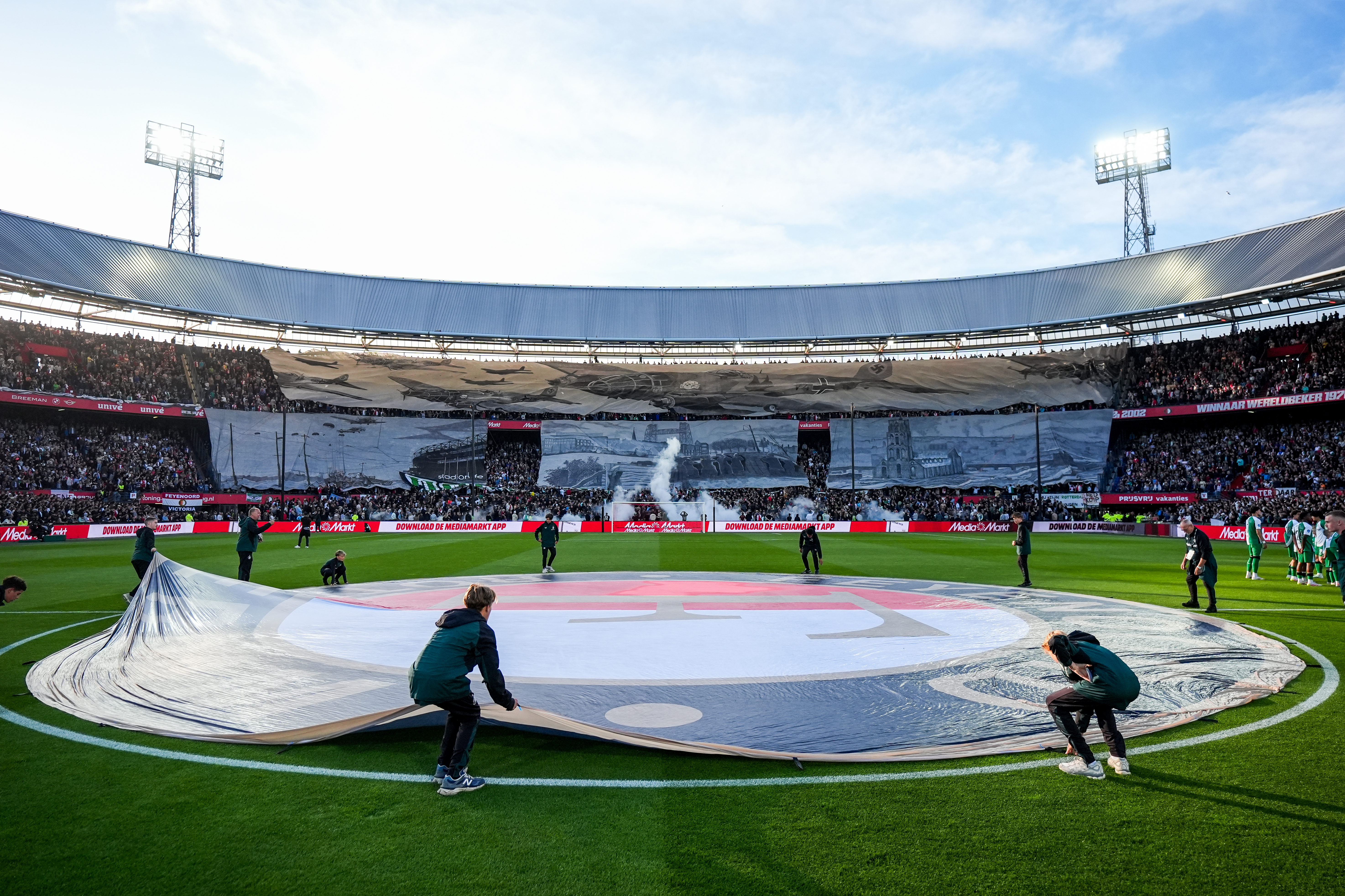 Kippenvel • De Kuip herdenkt bombardement op Rotterdam