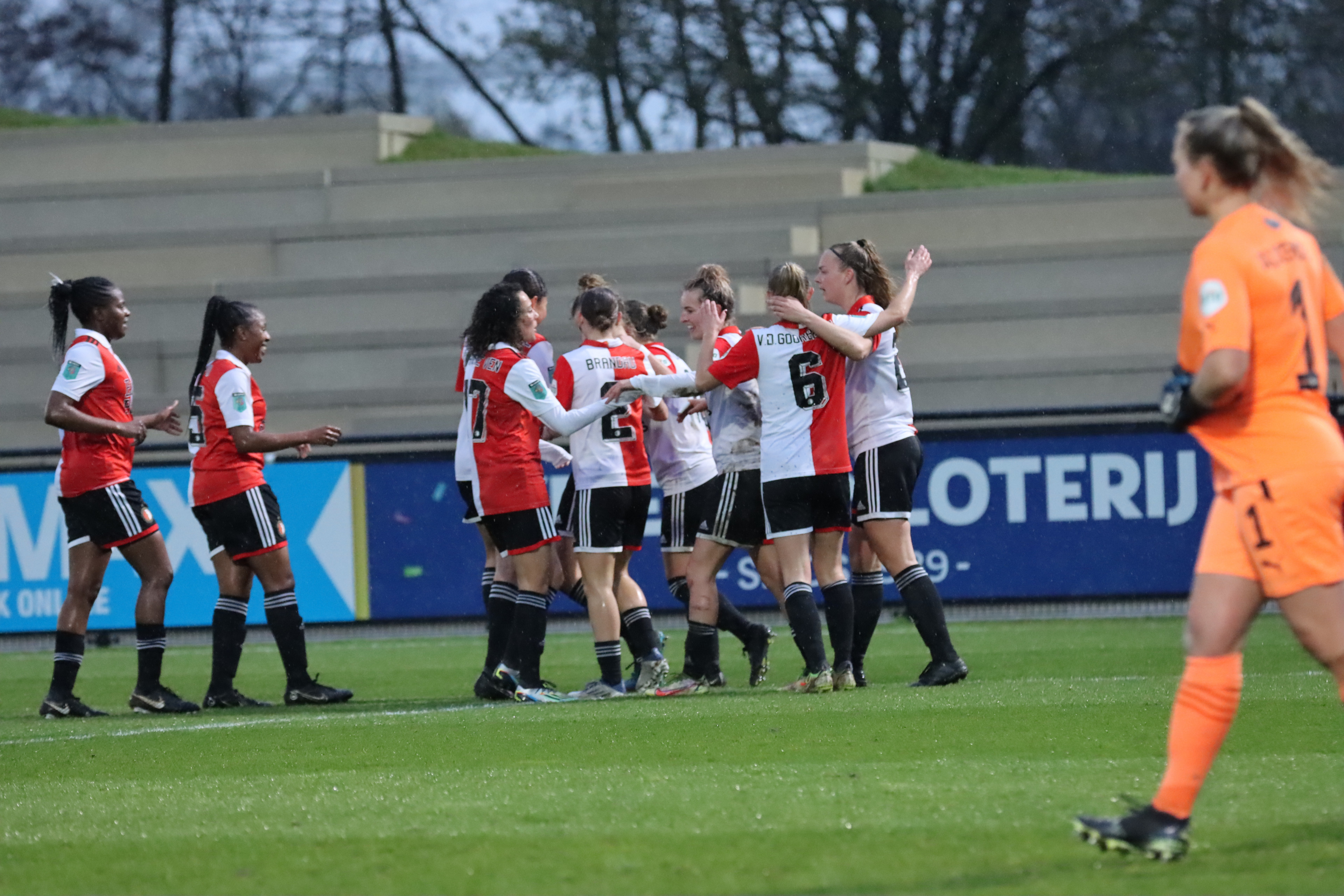 Feyenoord V1 neemt afscheid van acht speelsters