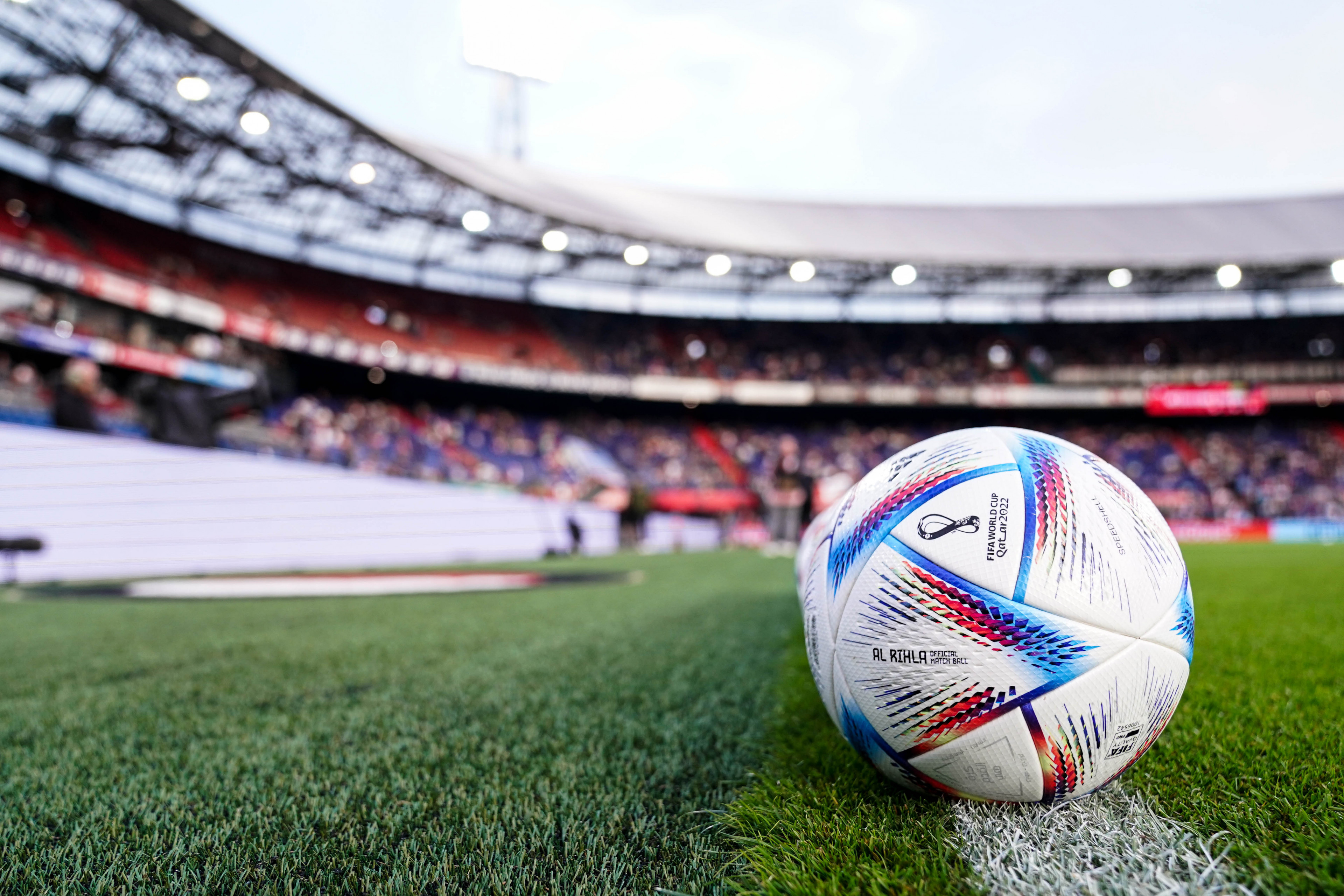 Eredivisie • Feyenoord staat voorlopig eerste plek af aan AZ