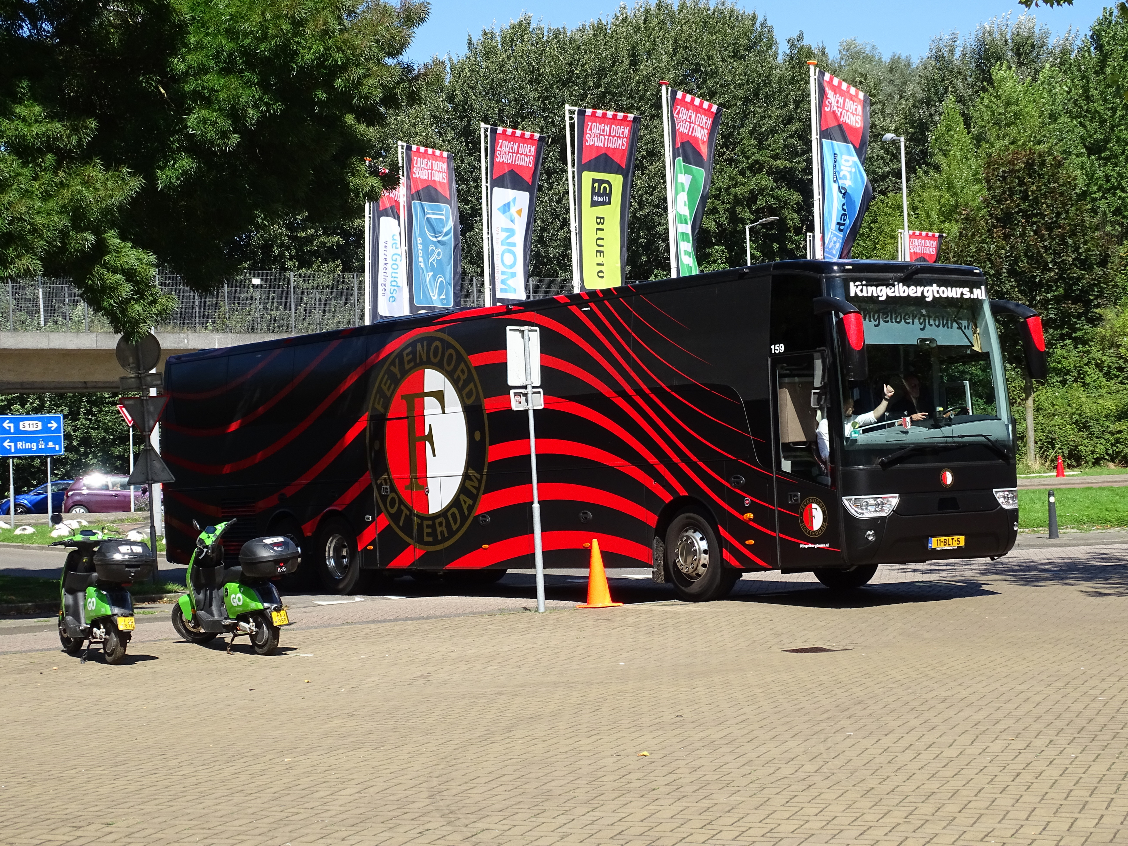 Bommengooier opgepakt: Jongen van 19 jaar verwoeste spelersbus Feyenoord