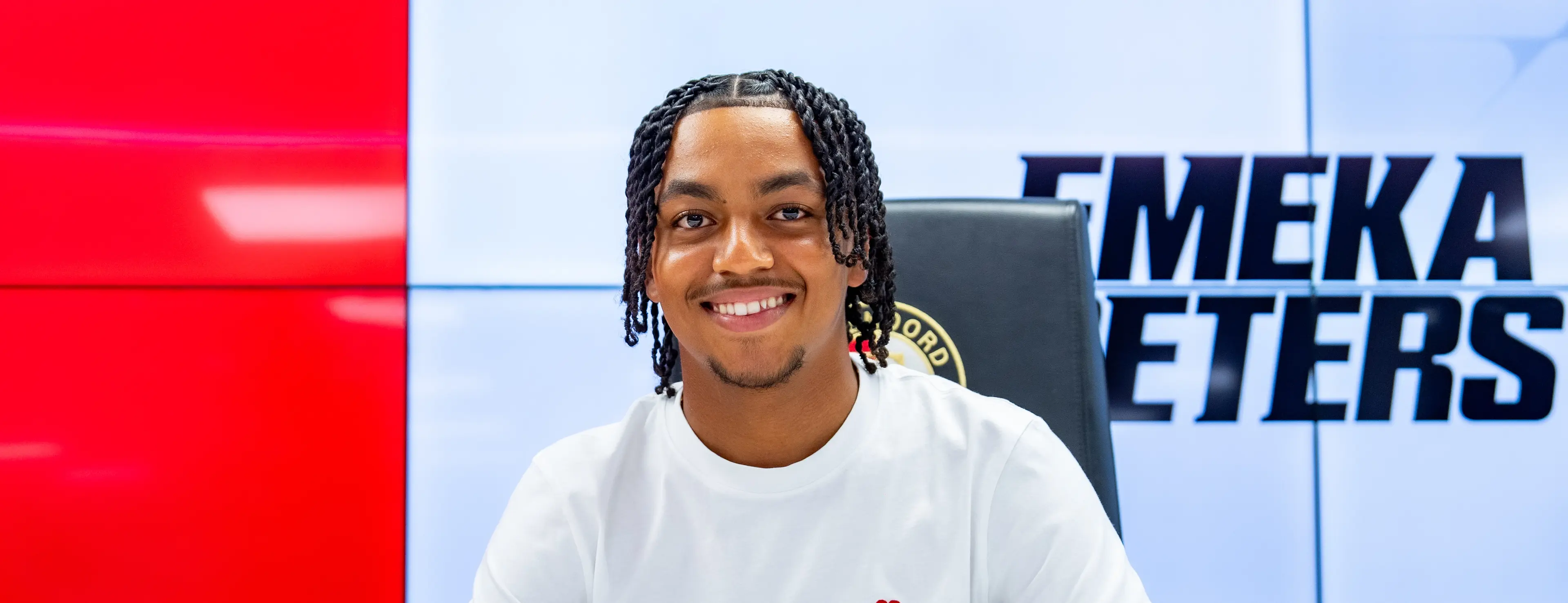 Officieel • Talentvolle Emeka Peters tekent contract in De Kuip