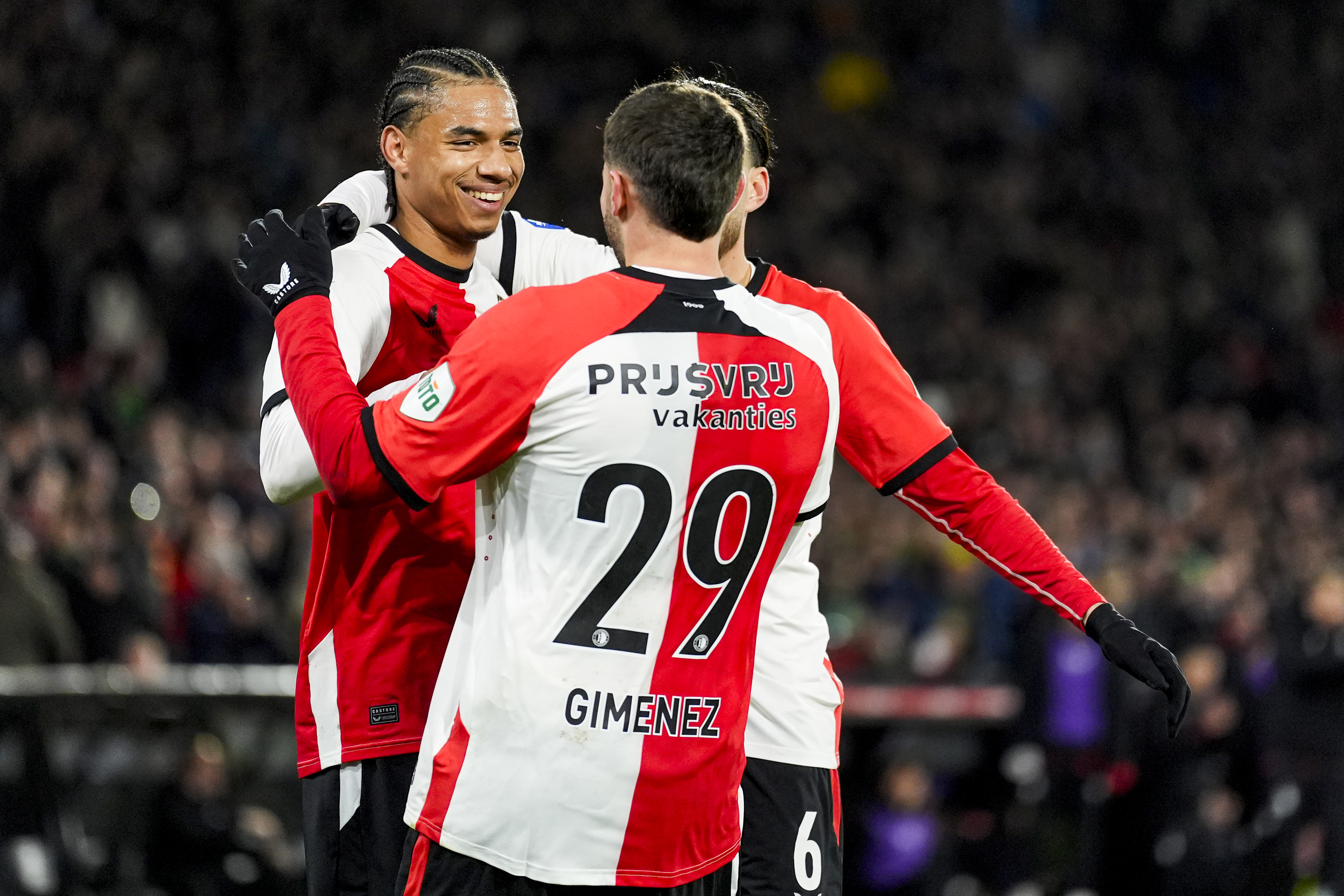 Feyenoord wint in De Kuip van Heracles mede dankzij hattrick Gimenez