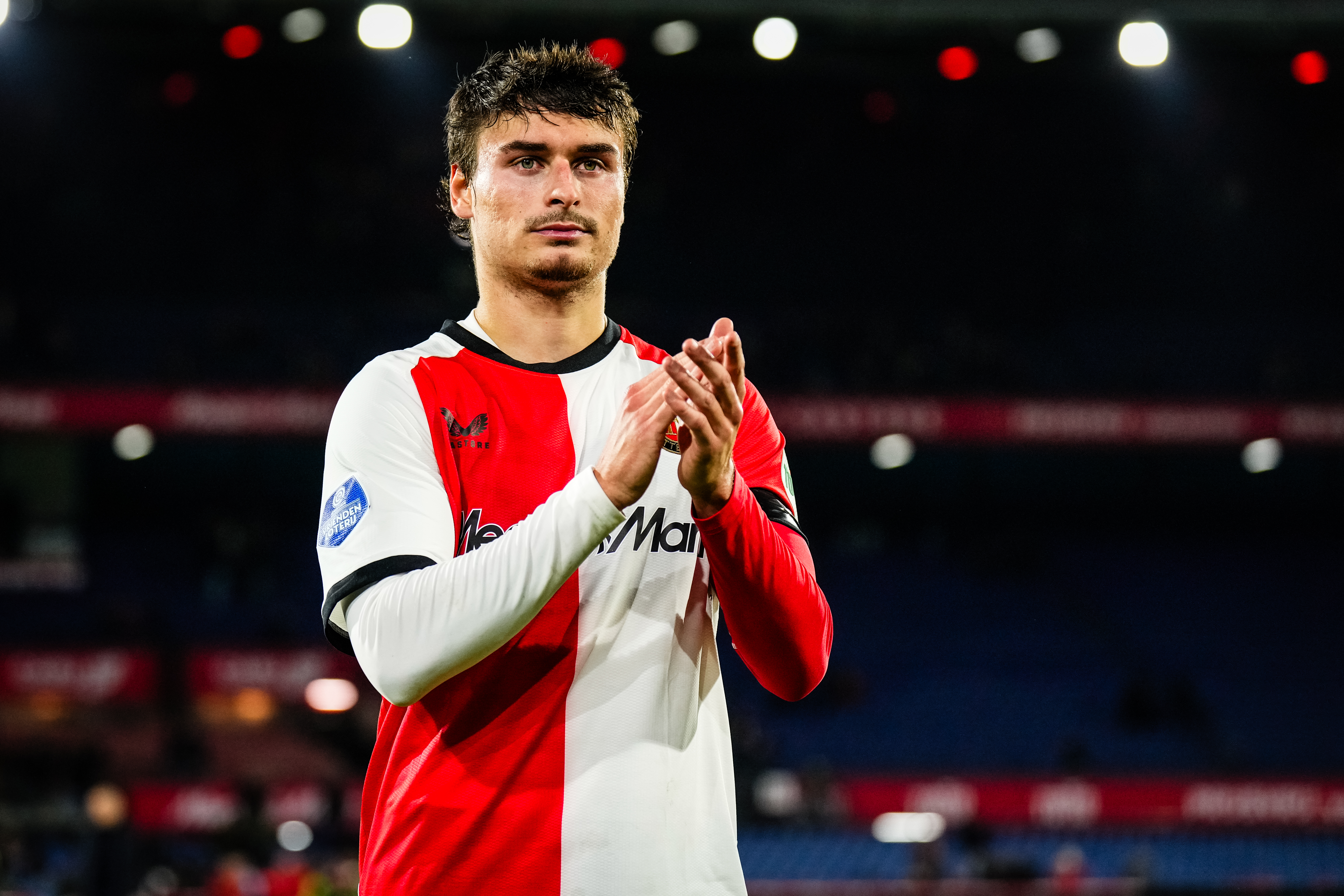 Bueno genoot in de Kuip: "Iedere tegenstander voelt de druk in ons stadion"