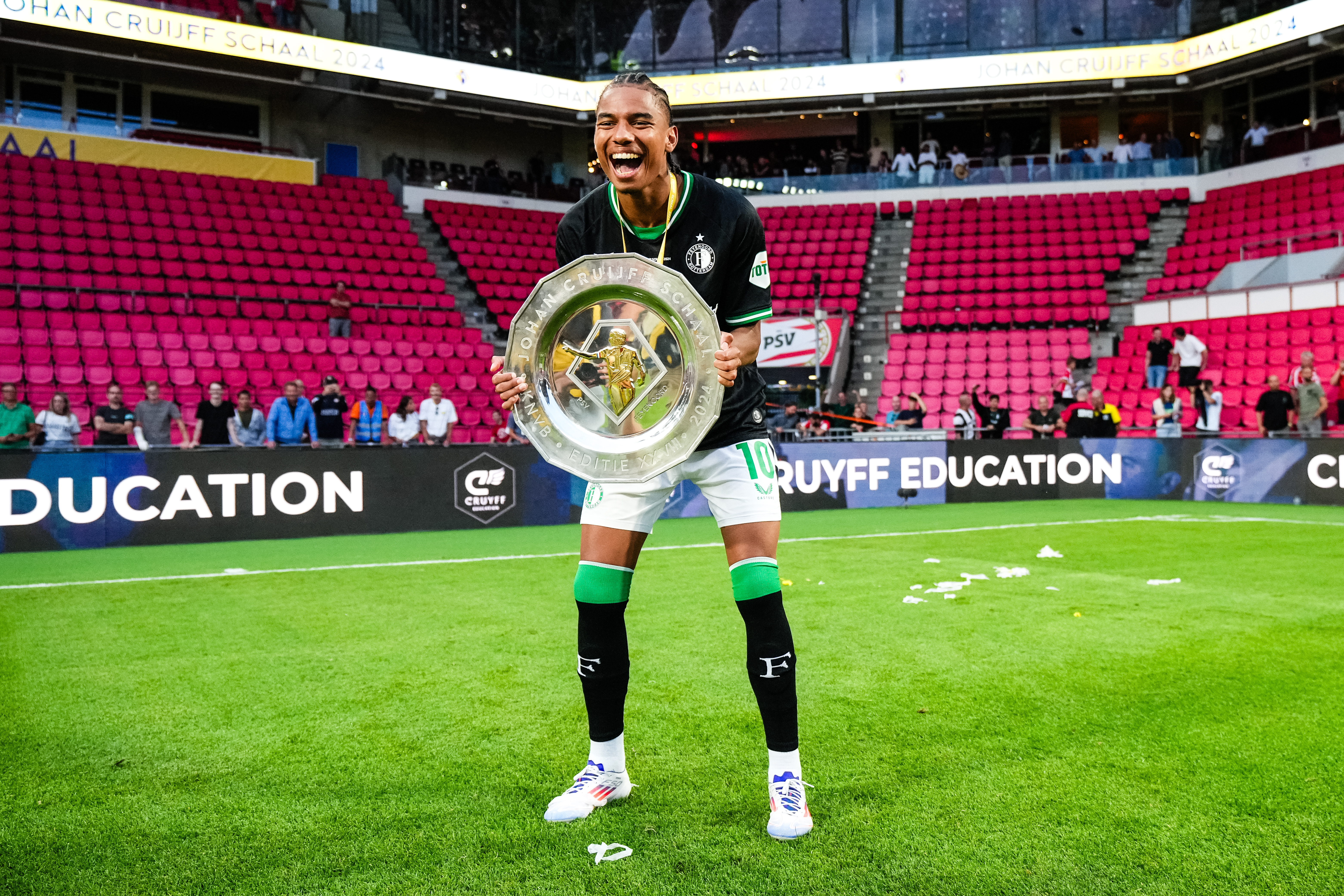 Stengs: "Ik besefte hoe goed ik het bij Feyenoord heb en ik wil blijven”