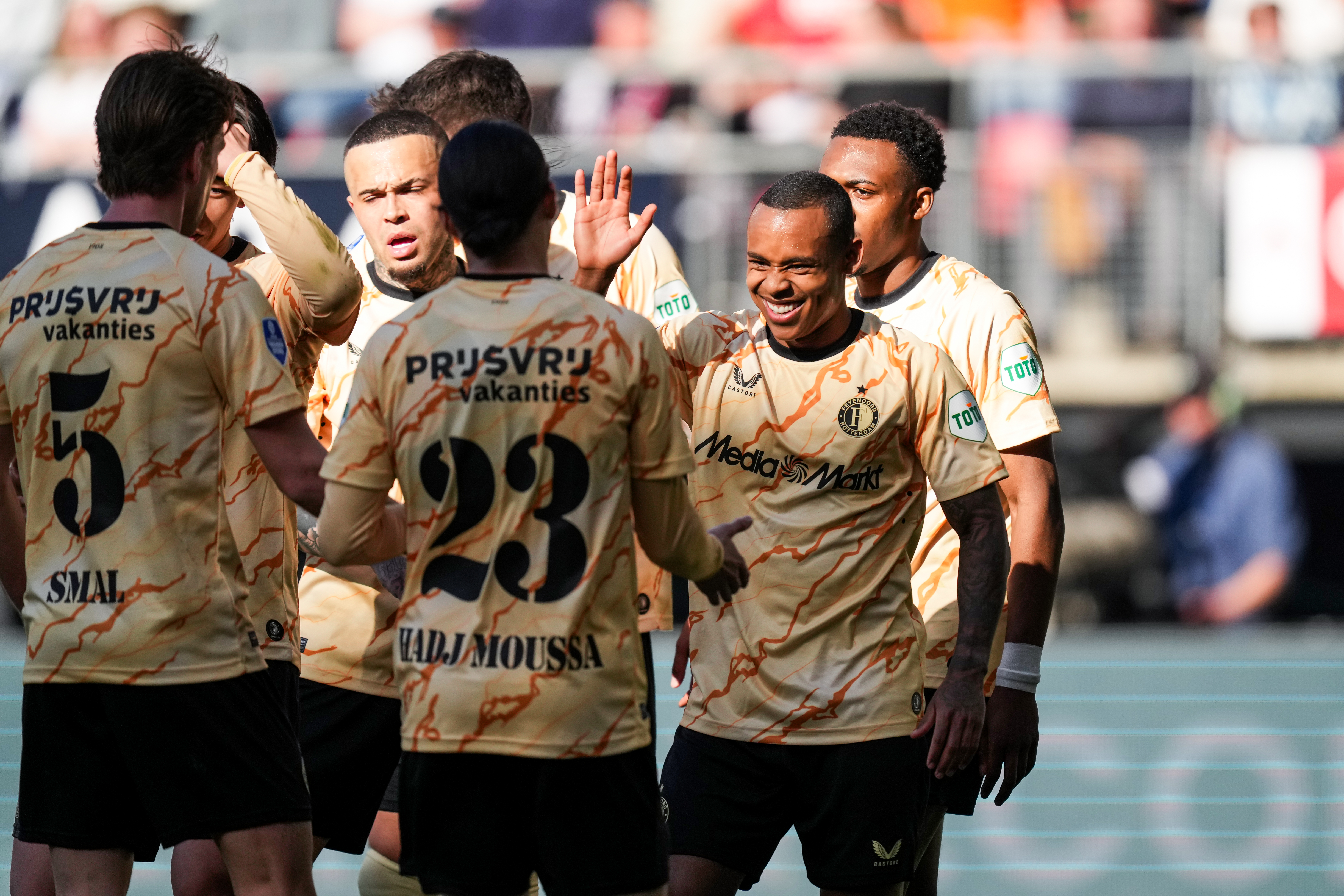 Feyenoord moeizaam langs AZ na twee afgekeurde doelpunten